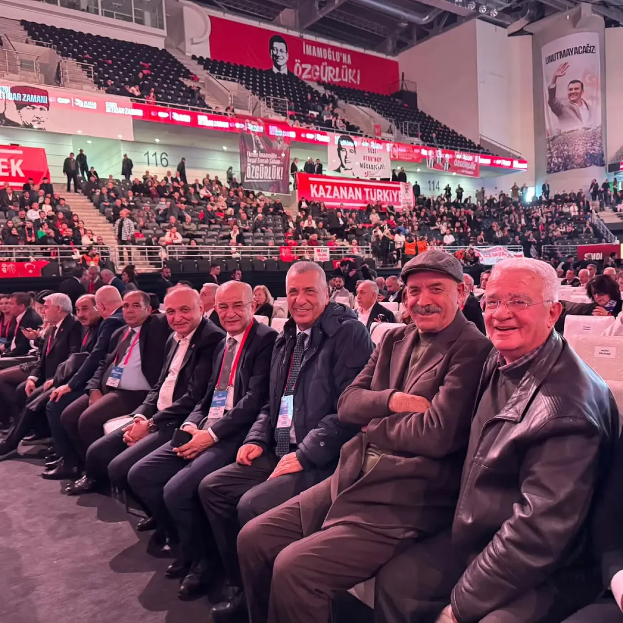 CHP'nin Gaziantep Milletvekili Hasan Öztürkmen, Parti Kurultayında Coşkuyla Destek Verdi CHP'nin Gaziantep Milletvekili Hasan Öztürkmen, Parti Kurultayında Coşkuyla Destek Verdi