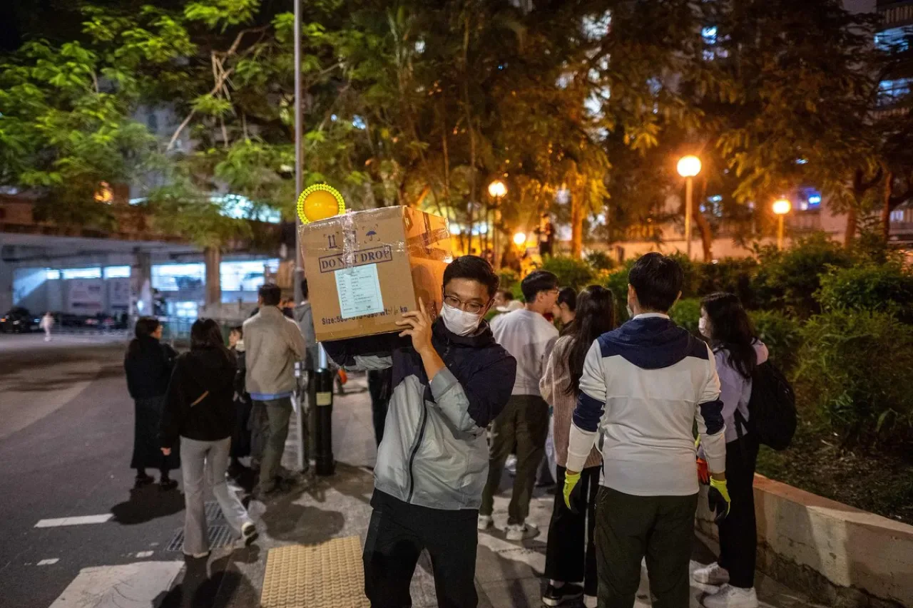 Hong Kong'taki Yangın Sonrası 144 Kayıp Güvende, 150 Kişi Aranıyor Hong Kong'taki Yangın Sonrası 144 Kayıp Güvende, 150 Kişi Aranıyor