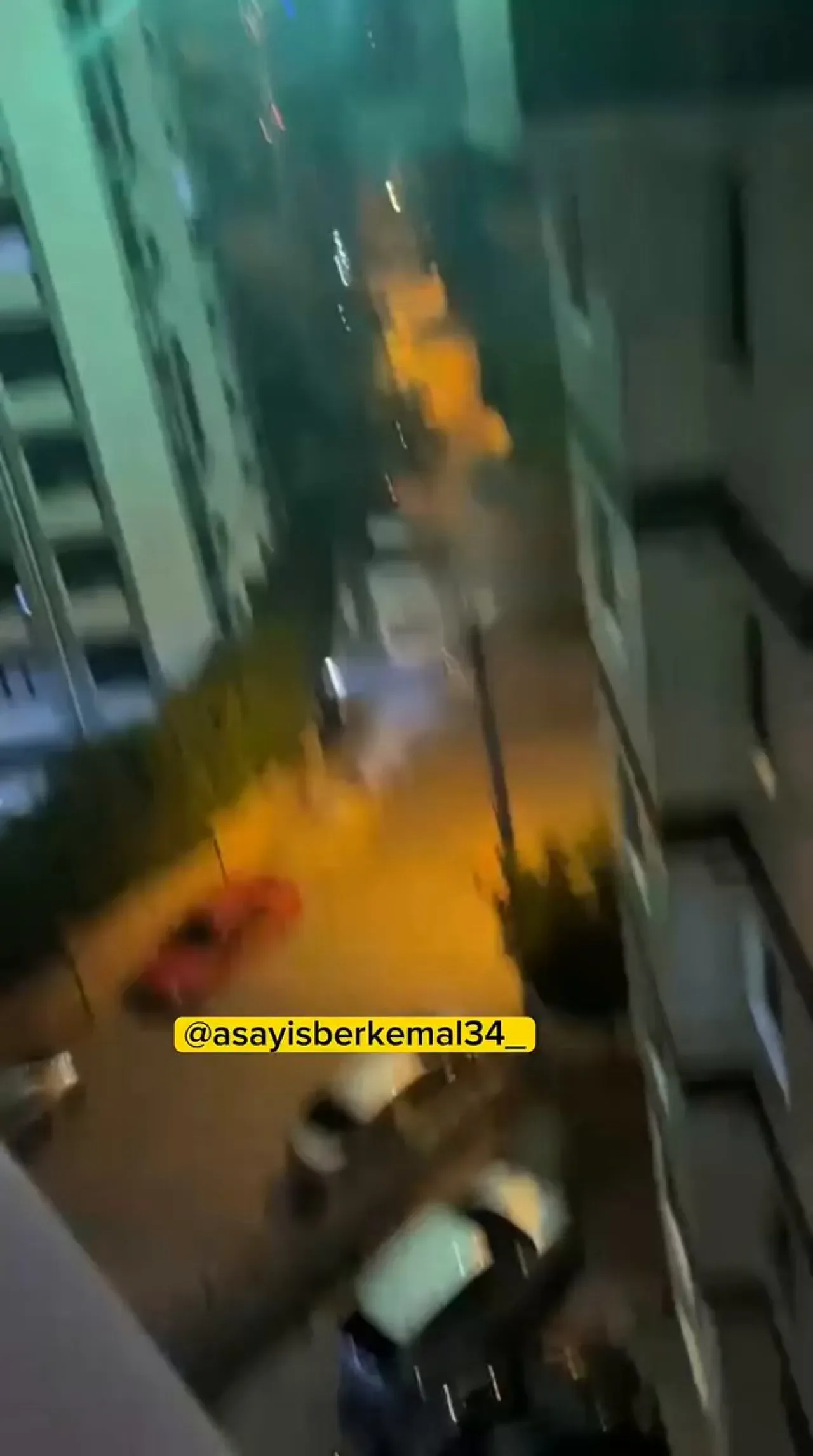 İstanbul Pendik'te Havai Fişek Krizi: Balkondan Gelen Tepki Sosyal Medyada Viral Oldu İstanbul Pendik'te Havai Fişek Krizi: Balkondan Gelen Tepki Sosyal Medyada Viral Oldu