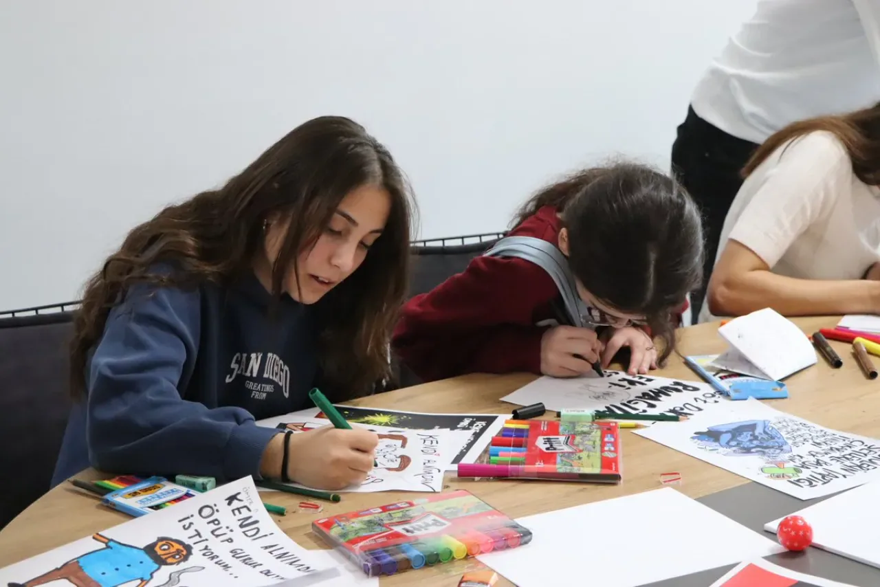 Ereğli Belediyesi'nde Gençler Karikatürist Önder Özgenç ile Buluştu Ereğli Belediyesi'nde Gençler Karikatürist Önder Özgenç ile Buluştu