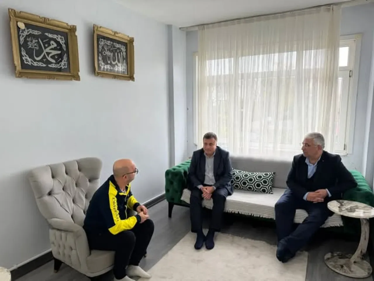 AK Parti Bayrampaşa'dan Hasta Ziyareti ve Tekerlekli Sandalye Desteği AK Parti Bayrampaşa'dan Hasta Ziyareti ve Tekerlekli Sandalye Desteği
