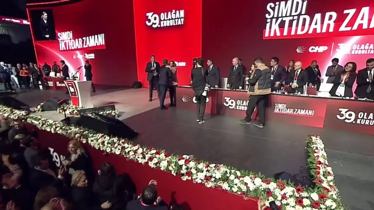 CHP'de Özgür Özel, Tarihi Oy Oranıyla Genel Başkanlığa Yeniden Seçildi CHP'de Özgür Özel, Tarihi Oy Oranıyla Genel Başkanlığa Yeniden Seçildi