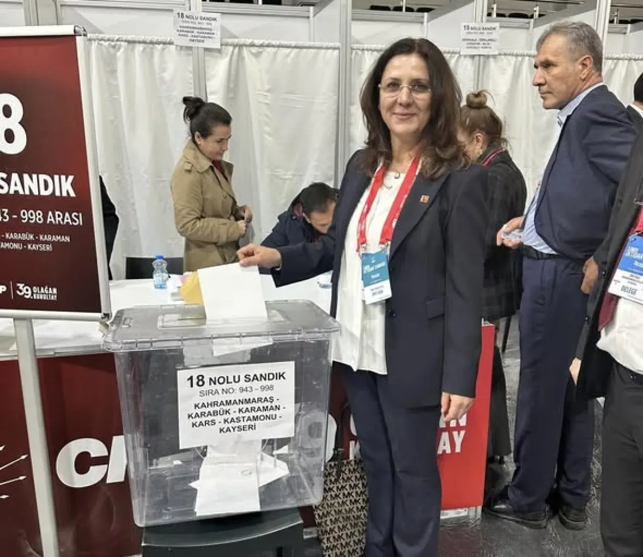 CHP Kayseri'de Özgür Özel'e Büyük Destek: 1333 Oy ile Yeniden Genel Başkan Seçildi CHP Kayseri'de Özgür Özel'e Büyük Destek: 1333 Oy ile Yeniden Genel Başkan Seçildi