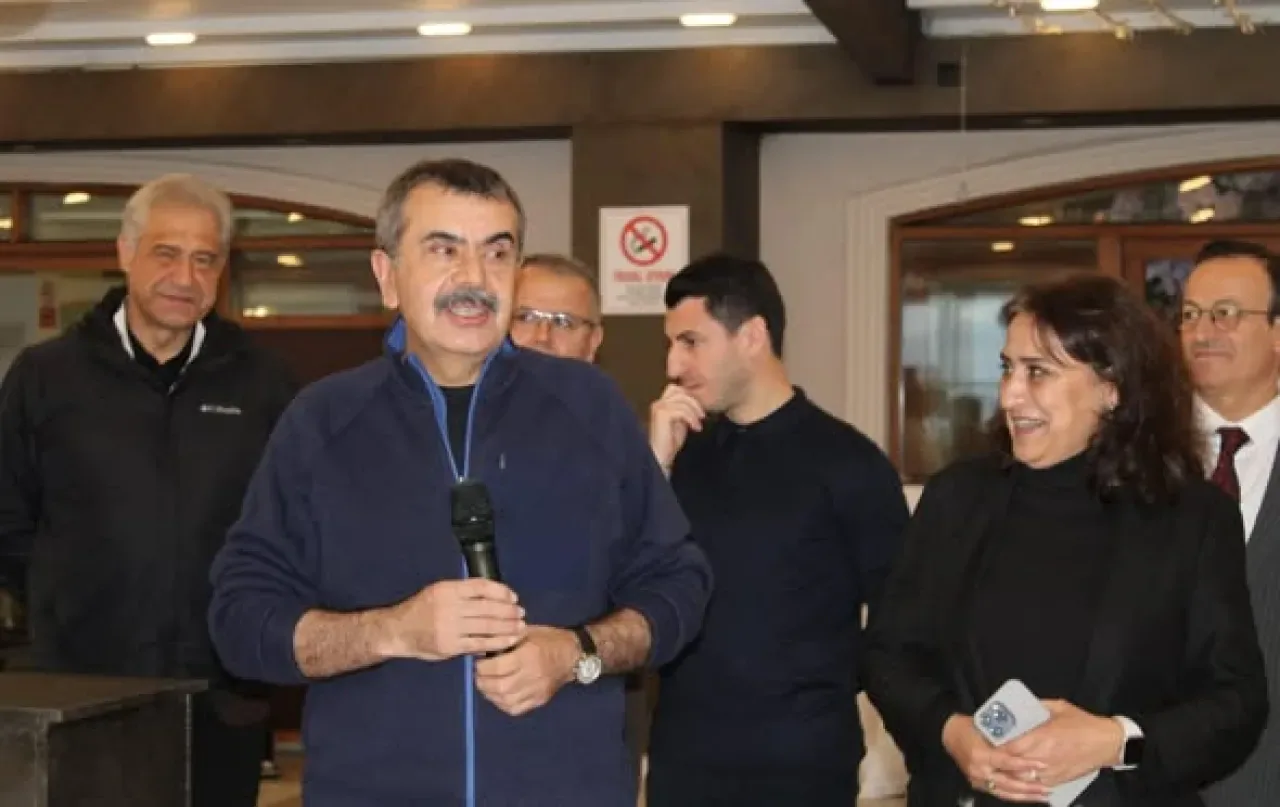 İstanbul'da Öğretmenler Günü Yürüyüşü, Kahvaltı ve Fidan Dikimi ile Kutlandı İstanbul'da Öğretmenler Günü Yürüyüşü, Kahvaltı ve Fidan Dikimi ile Kutlandı