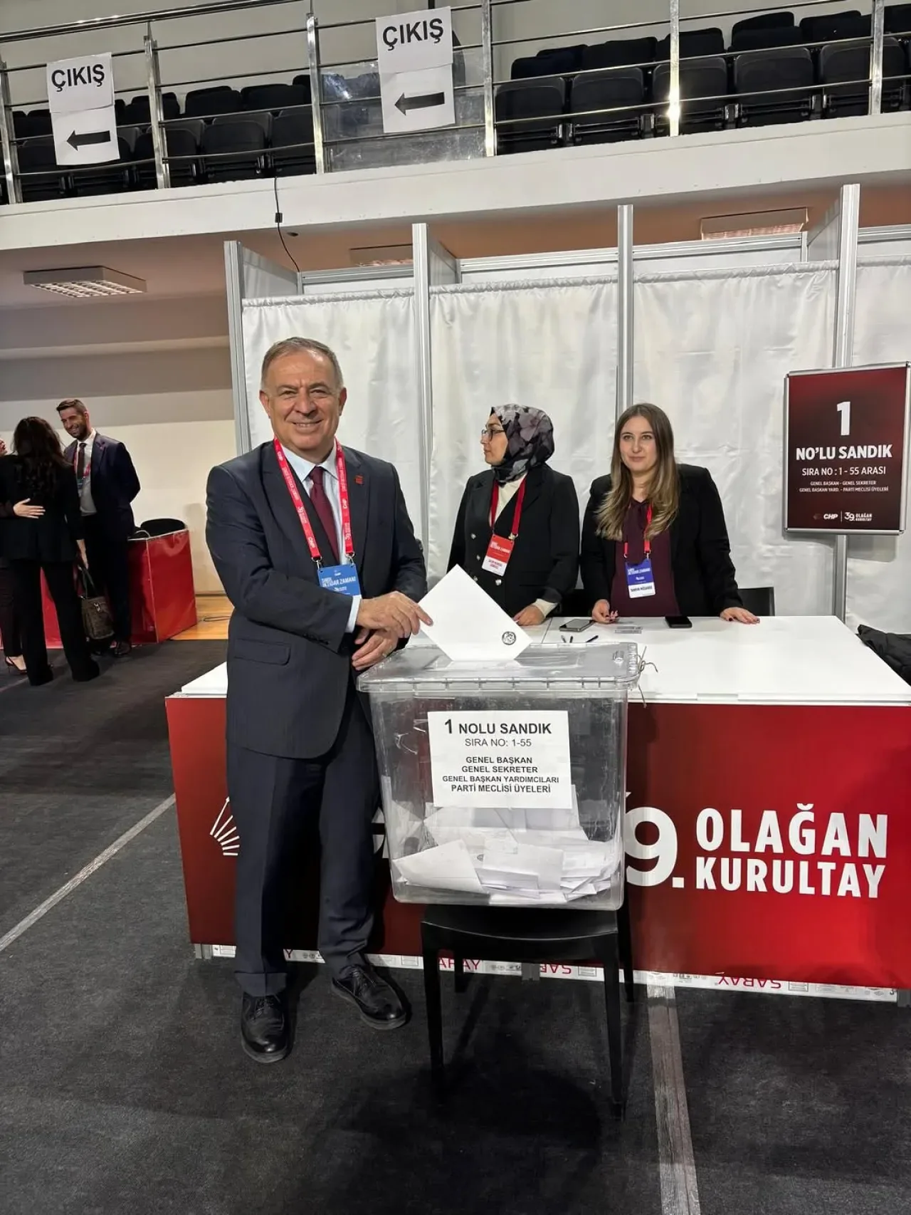 CHP'de Tarihi Kurultay: Özgür Özel Genel Başkan Seçildi CHP'de Tarihi Kurultay: Özgür Özel Genel Başkan Seçildi