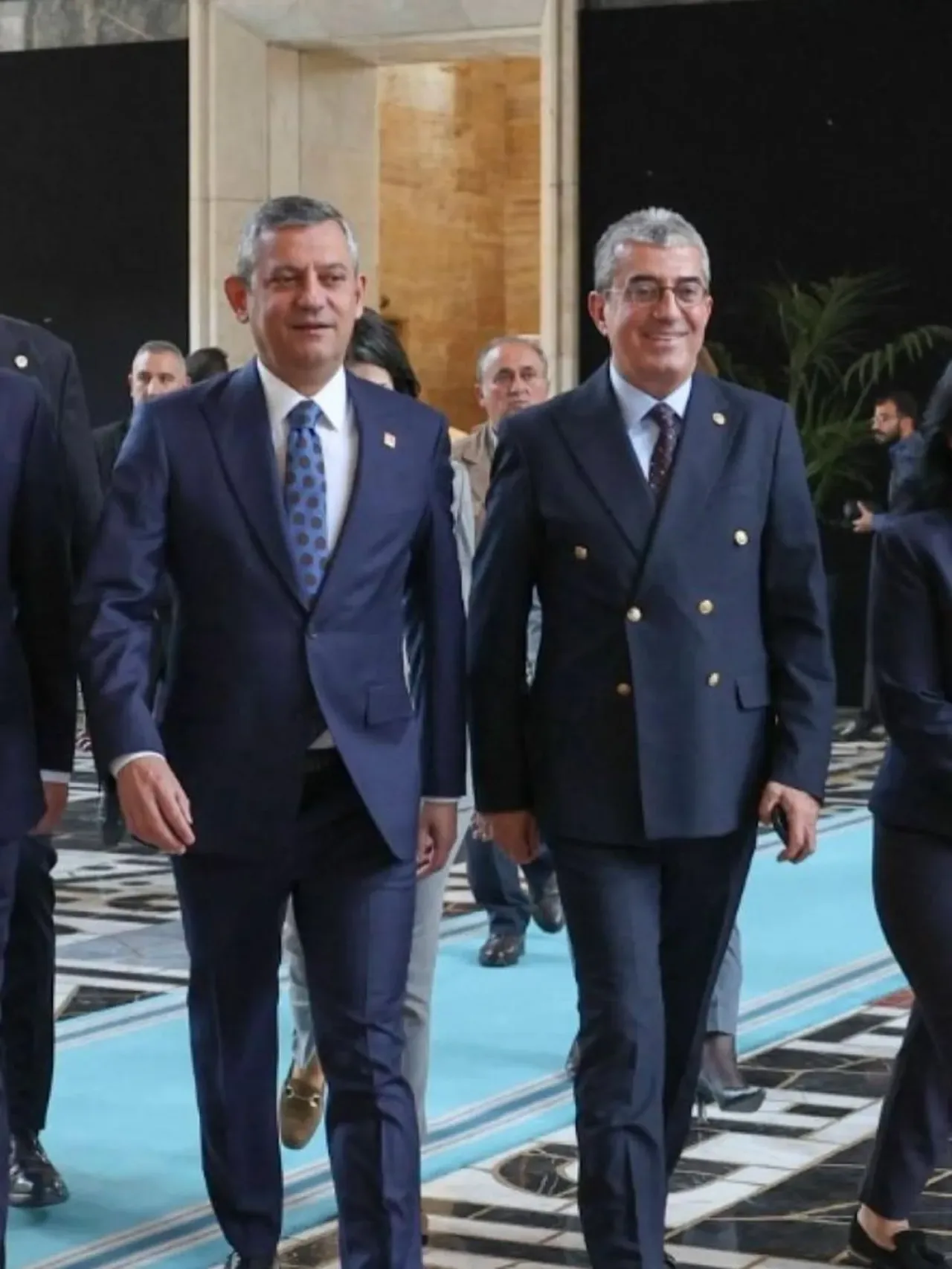 CHP'de Özgür Özel Yeniden Genel Başkan Seçildi CHP'de Özgür Özel Yeniden Genel Başkan Seçildi