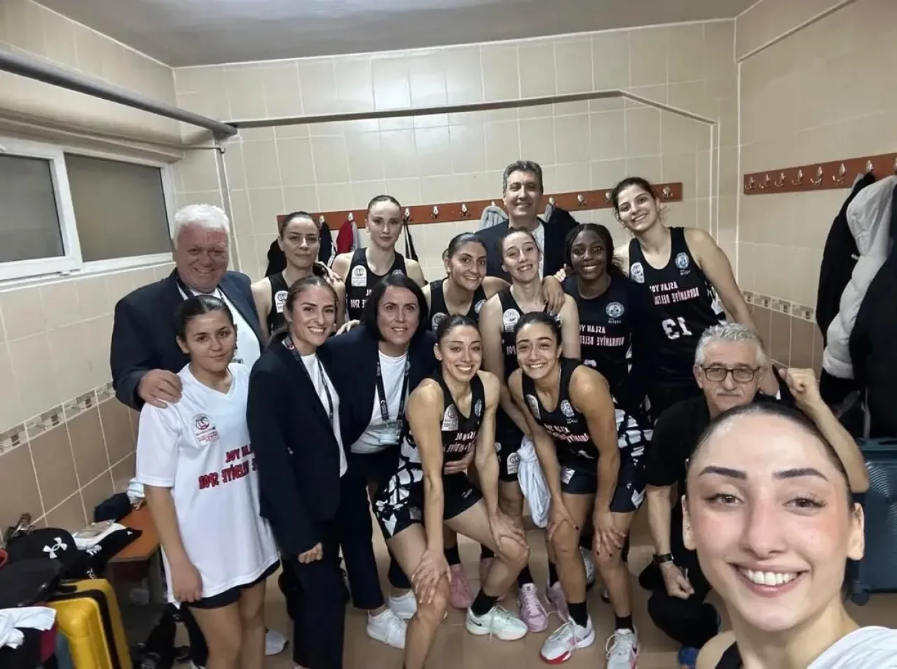 Burhaniye Belediyespor, Edirne'de Konuk Ettiği DSİ'yi Farklı Mağlup Etti Burhaniye Belediyespor, Edirne'de Konuk Ettiği DSİ'yi Farklı Mağlup Etti