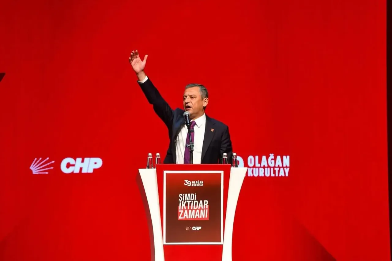 CHP Ümraniye Kadın Kolları, Özgür Özel'in Genel Başkan Seçilmesini Kutladı CHP Ümraniye Kadın Kolları, Özgür Özel'in Genel Başkan Seçilmesini Kutladı