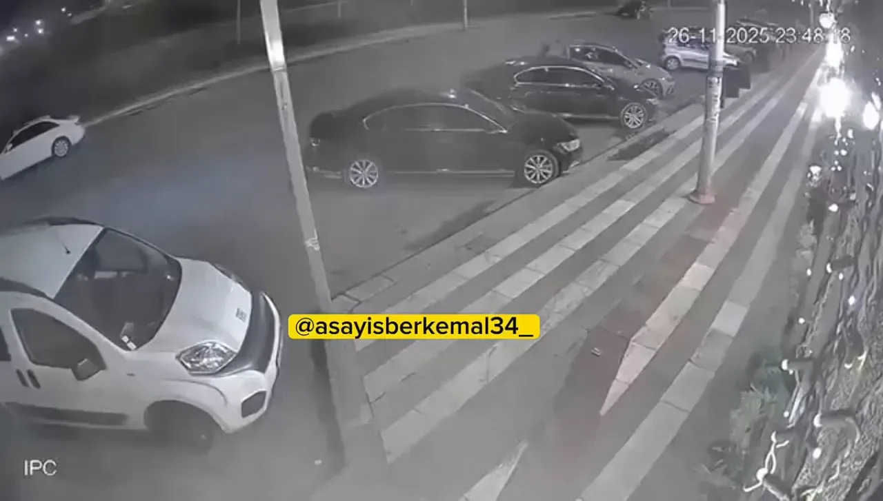 Şanlıurfa'da Sürücü, Sunrooftan Çıkan Kızlar Eşliğinde Drift Yaparken Park Halindeki Araca Çarpıp Kaçtı Şanlıurfa'da Sürücü, Sunrooftan Çıkan Kızlar Eşliğinde Drift Yaparken Park Halindeki Araca Çarpıp Kaçtı