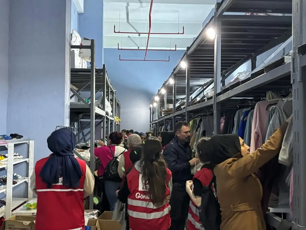 Türk Kızılay Esenler'de Sevgi Butiği ile Vatandaşlarla Buluştu Türk Kızılay Esenler'de Sevgi Butiği ile Vatandaşlarla Buluştu