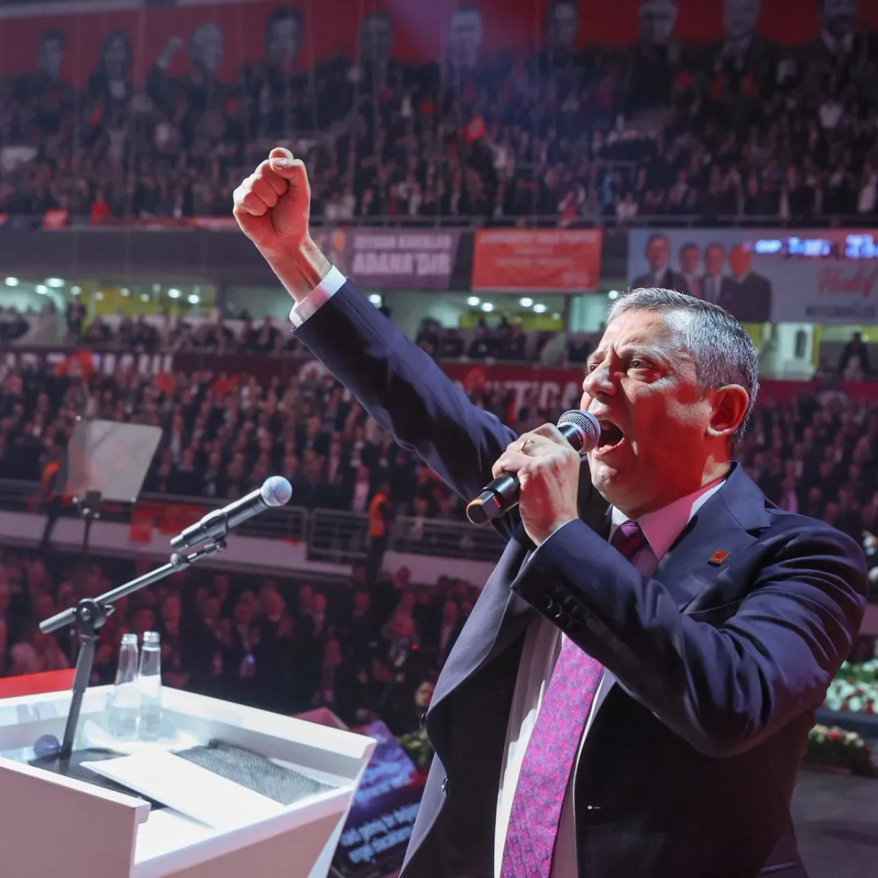 Özgür Özel, CHP Genel Başkanlığına Yeniden Seçildi Özgür Özel, CHP Genel Başkanlığına Yeniden Seçildi