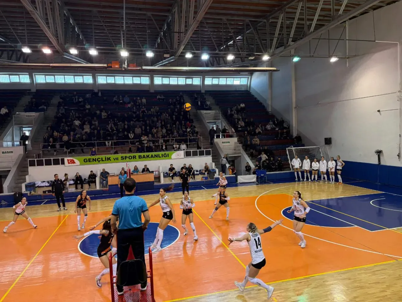 Konya'da Voleybol Kadınlar 1. Lig Heyecanı: FDM Yapı Konya Ereğli Belediyespor Karşı Karşıya Konya'da Voleybol Kadınlar 1. Lig Heyecanı: FDM Yapı Konya Ereğli Belediyespor Karşı Karşıya