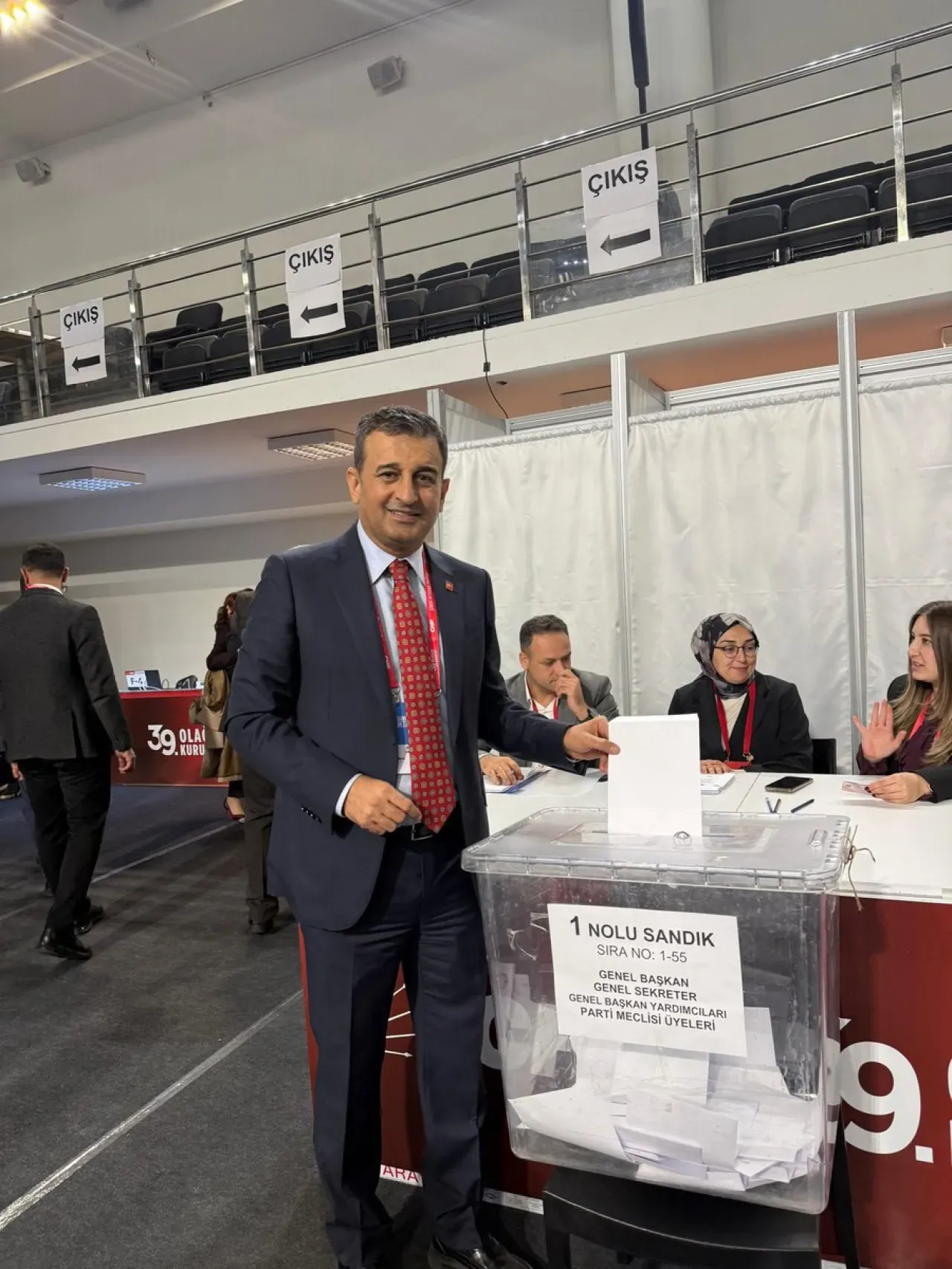 CHP 39. Olağan Kurultayı'nda Özgür Özel'in Liderliğinde İktidar Hedefi Vurgulandı CHP 39. Olağan Kurultayı'nda Özgür Özel'in Liderliğinde İktidar Hedefi Vurgulandı