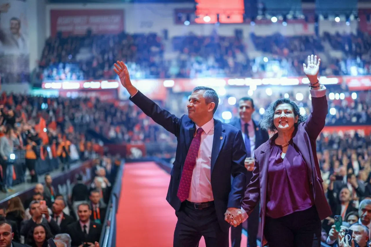 Bursa Osmangazi Belediye Başkanı Erkan Aydın, Özgür Özel'in Genel Başkan Seçilmesini Kutladı Bursa Osmangazi Belediye Başkanı Erkan Aydın, Özgür Özel'in Genel Başkan Seçilmesini Kutladı