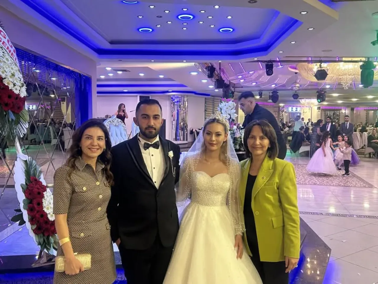 CHP'li Aliye Timisi Ersever, Gençay Uğraş'ın Oğlunun Düğününde Mutluluğa Ortak Oldu CHP'li Aliye Timisi Ersever, Gençay Uğraş'ın Oğlunun Düğününde Mutluluğa Ortak Oldu