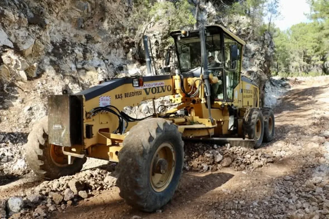 Kaş'ta Yayla Aklar Mahallesi'nde Yol Yapım Çalışmaları Başladı Kaş'ta Yayla Aklar Mahallesi'nde Yol Yapım Çalışmaları Başladı