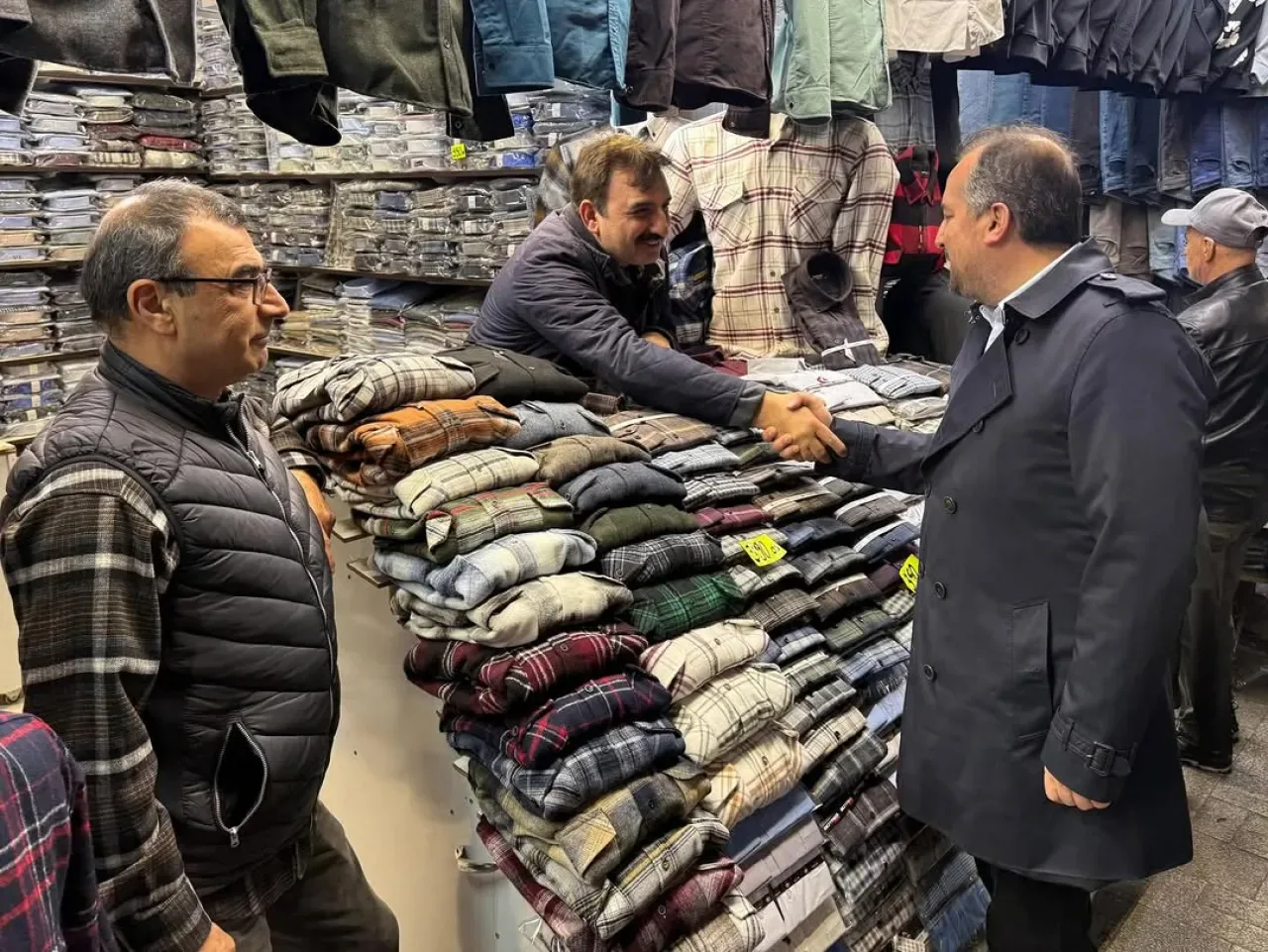 AK Parti Bursa Milletvekili Refik Özen, Tuz Pazarı Çarşısı Esnafını Ziyaret Etti AK Parti Bursa Milletvekili Refik Özen, Tuz Pazarı Çarşısı Esnafını Ziyaret Etti