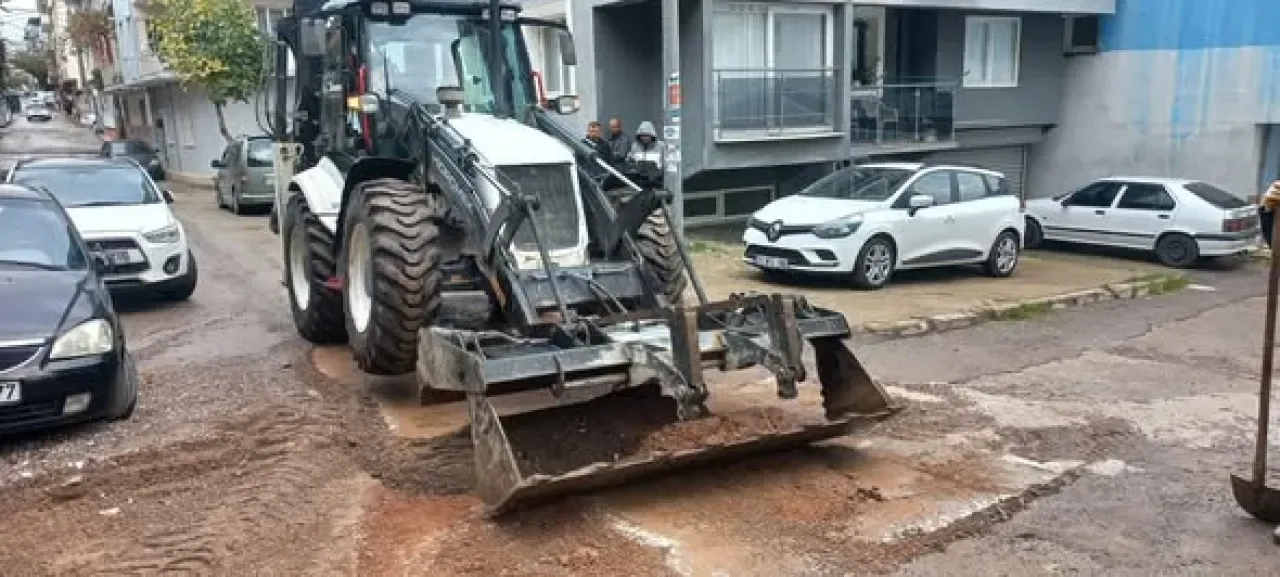 İzmir Bayraklı'da Sağanak Yağış Sonrası Belediye Ekipleri Saha Çalışması Yapıyor İzmir Bayraklı'da Sağanak Yağış Sonrası Belediye Ekipleri Saha Çalışması Yapıyor