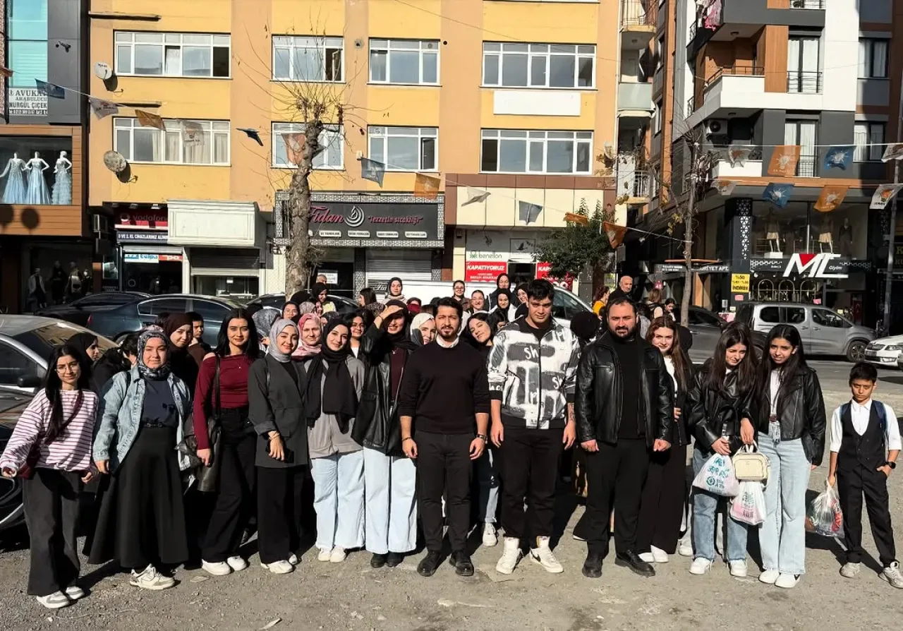 Avcılar AK Parti Gençlik Kolları'ndan Tarihi Saray Ziyareti Avcılar AK Parti Gençlik Kolları'ndan Tarihi Saray Ziyareti