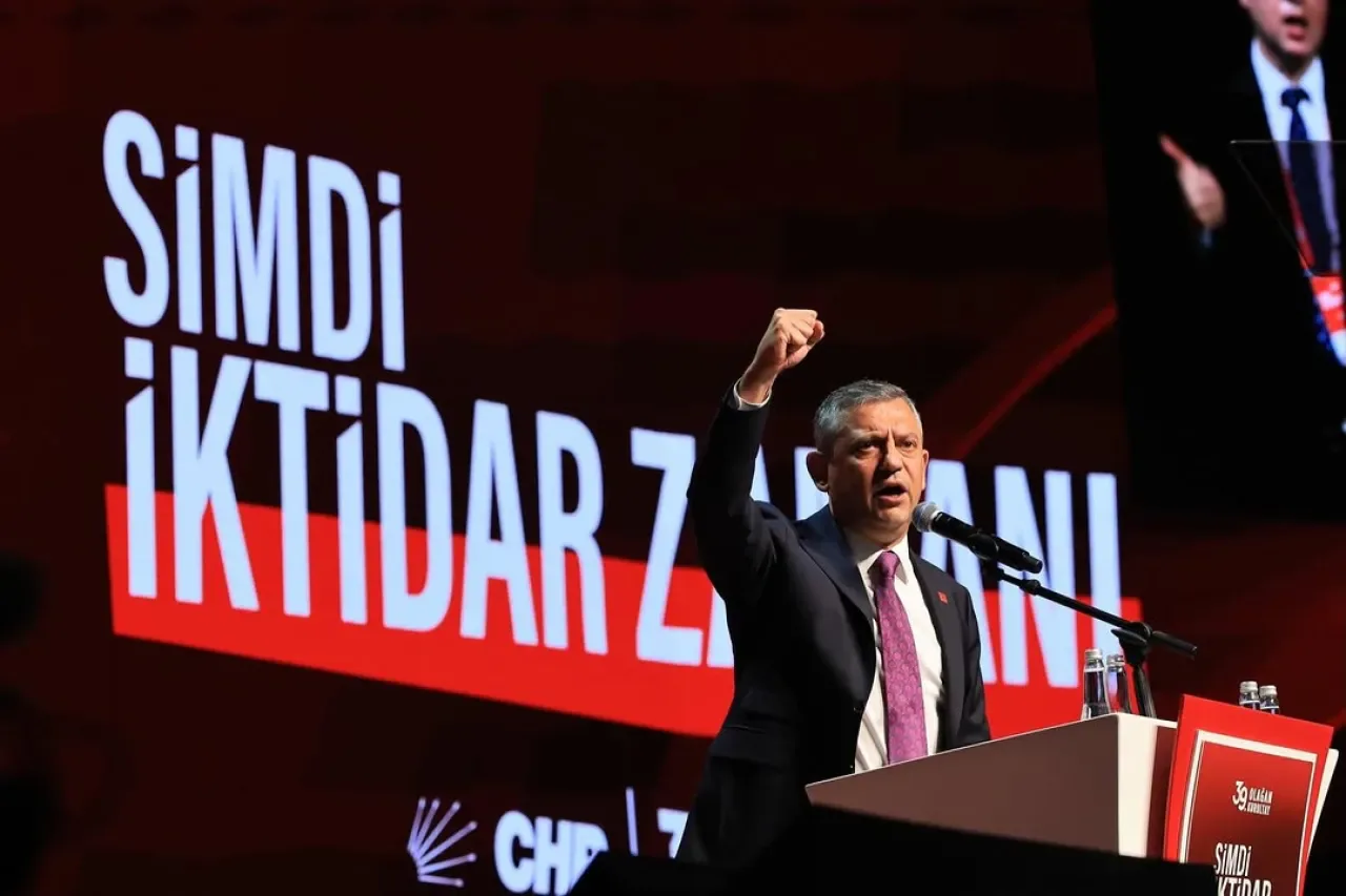 CHP'nin 39. Olağan Kurultayı'nın İkinci Günü Coşkuyla Tamamlandı CHP'nin 39. Olağan Kurultayı'nın İkinci Günü Coşkuyla Tamamlandı