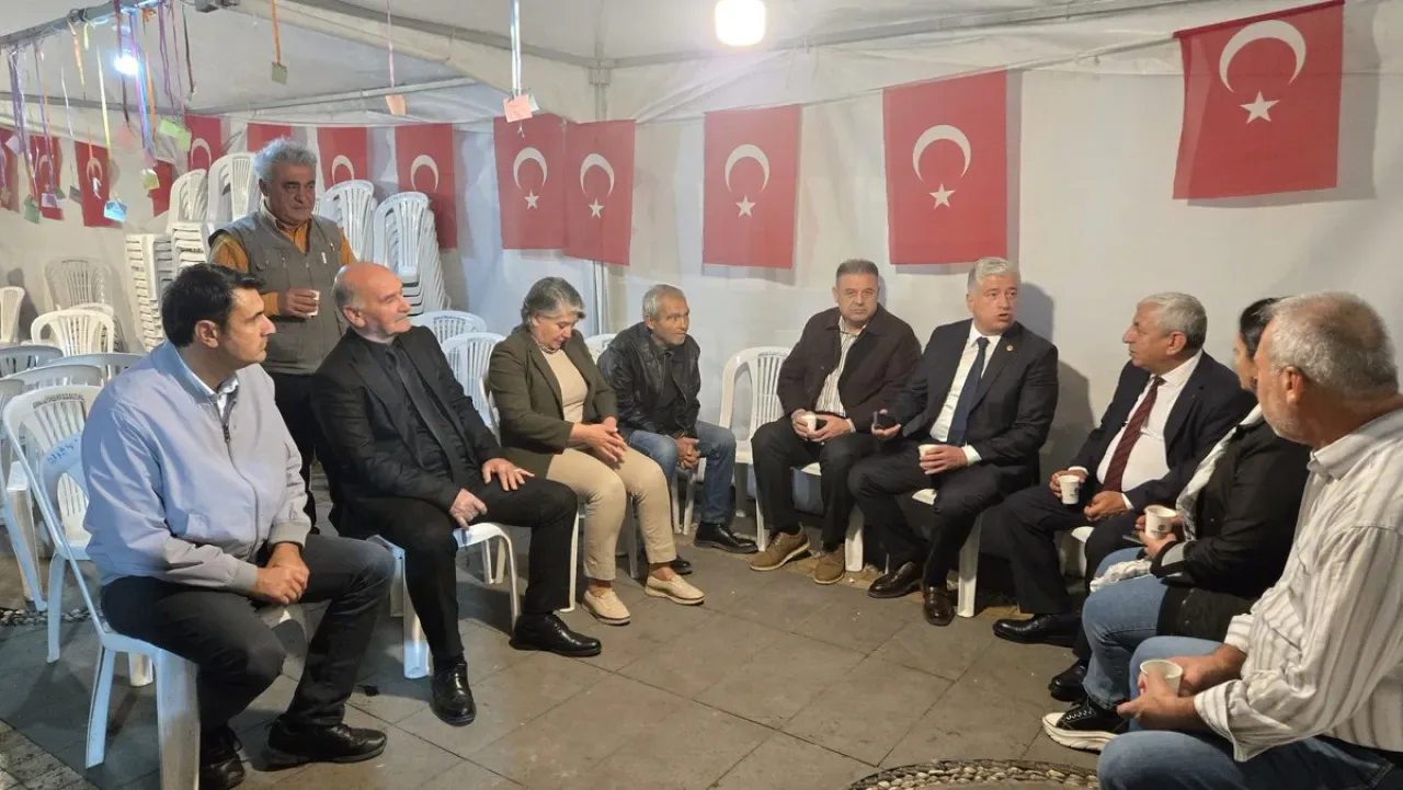 DEVA Partili Kısacık, Zeydan Karalar İçin Kurulan Demokrasi Nöbeti Çadırını Ziyaret Etti DEVA Partili Kısacık, Zeydan Karalar İçin Kurulan Demokrasi Nöbeti Çadırını Ziyaret Etti