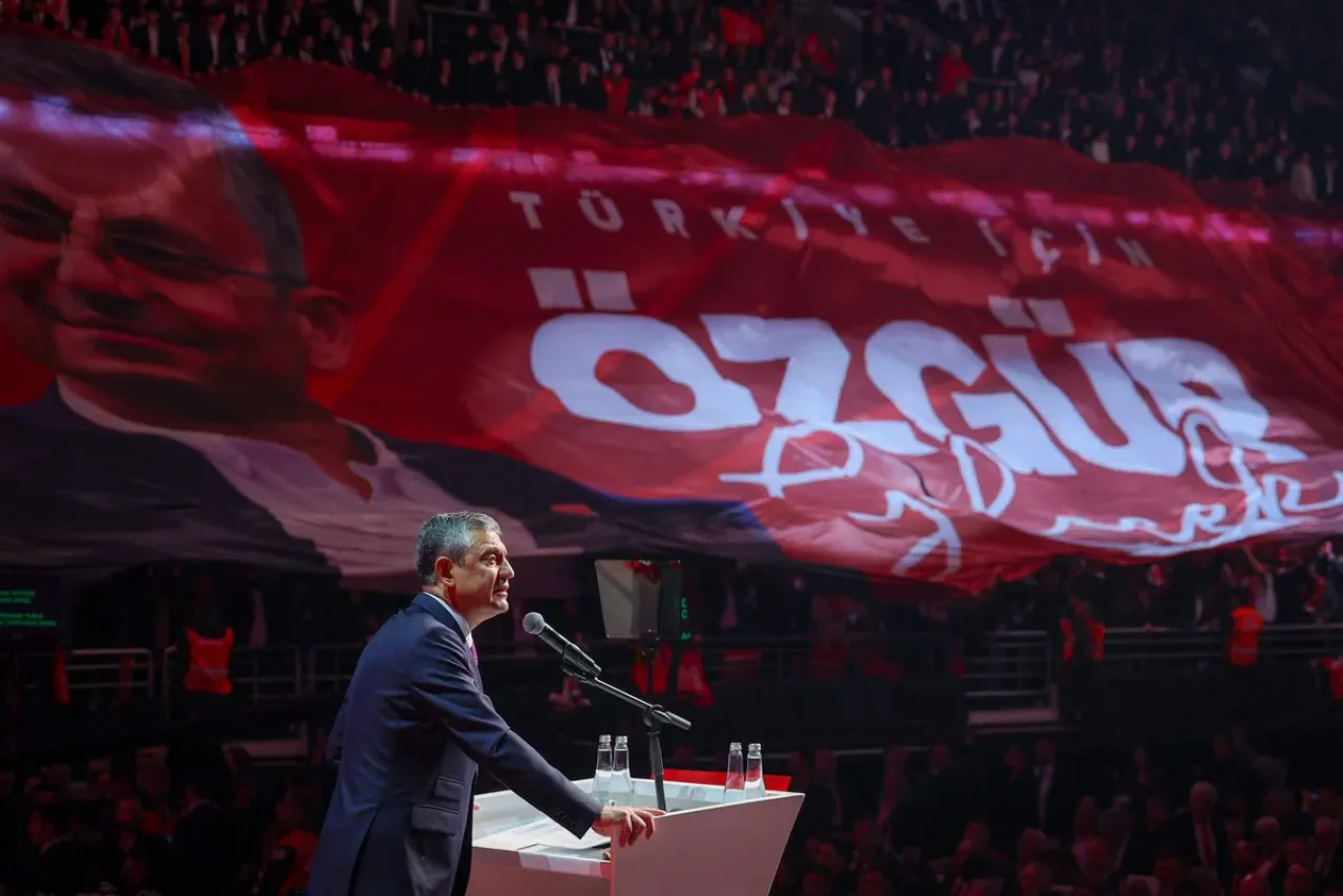 CHP'nin 39. Olağan Kurultayı'nda Özgür Özel Yeniden Genel Başkan Seçildi CHP'nin 39. Olağan Kurultayı'nda Özgür Özel Yeniden Genel Başkan Seçildi
