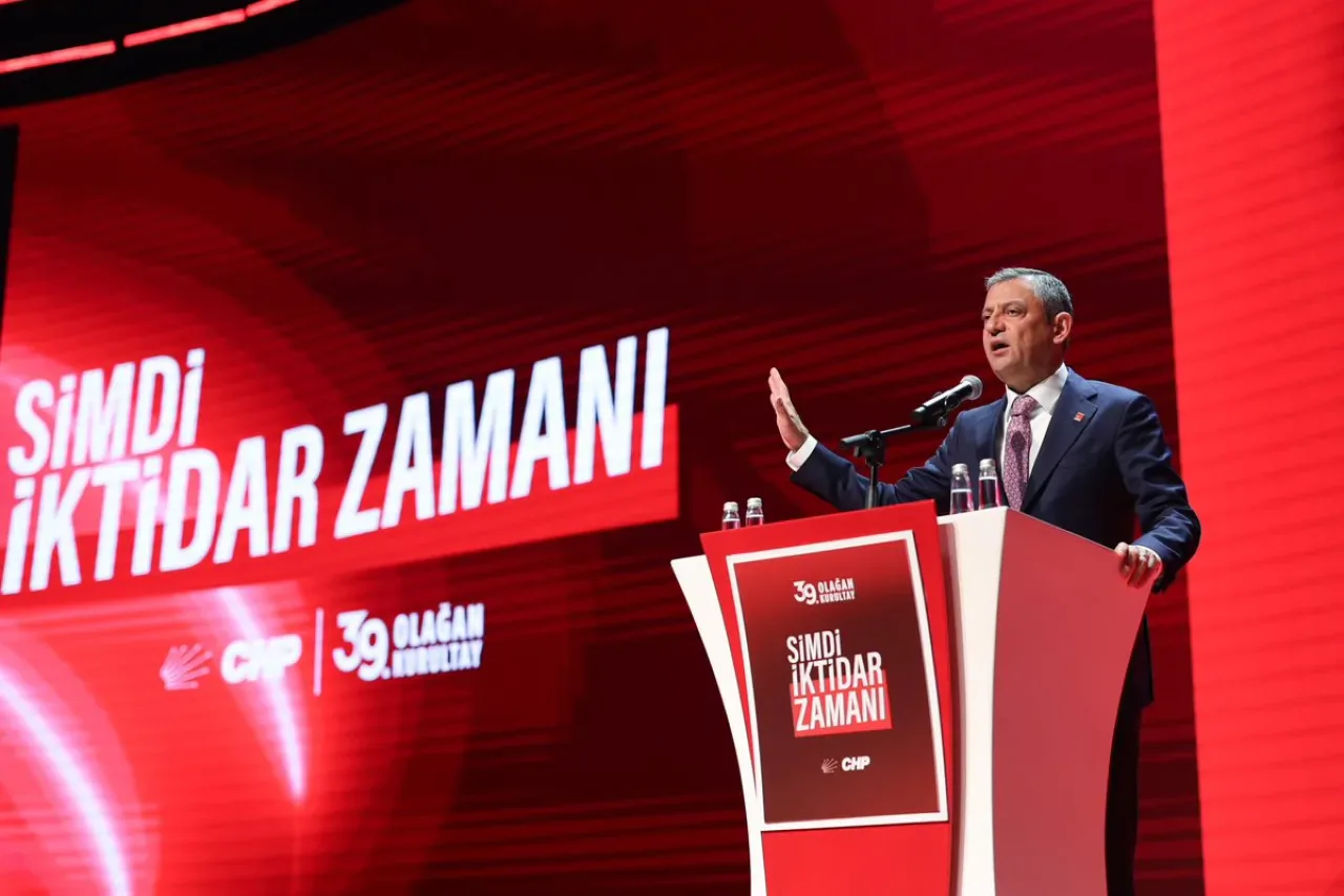 CHP'de Özgür Özel, 1333 Oyla Yeniden Genel Başkan Seçildi CHP'de Özgür Özel, 1333 Oyla Yeniden Genel Başkan Seçildi