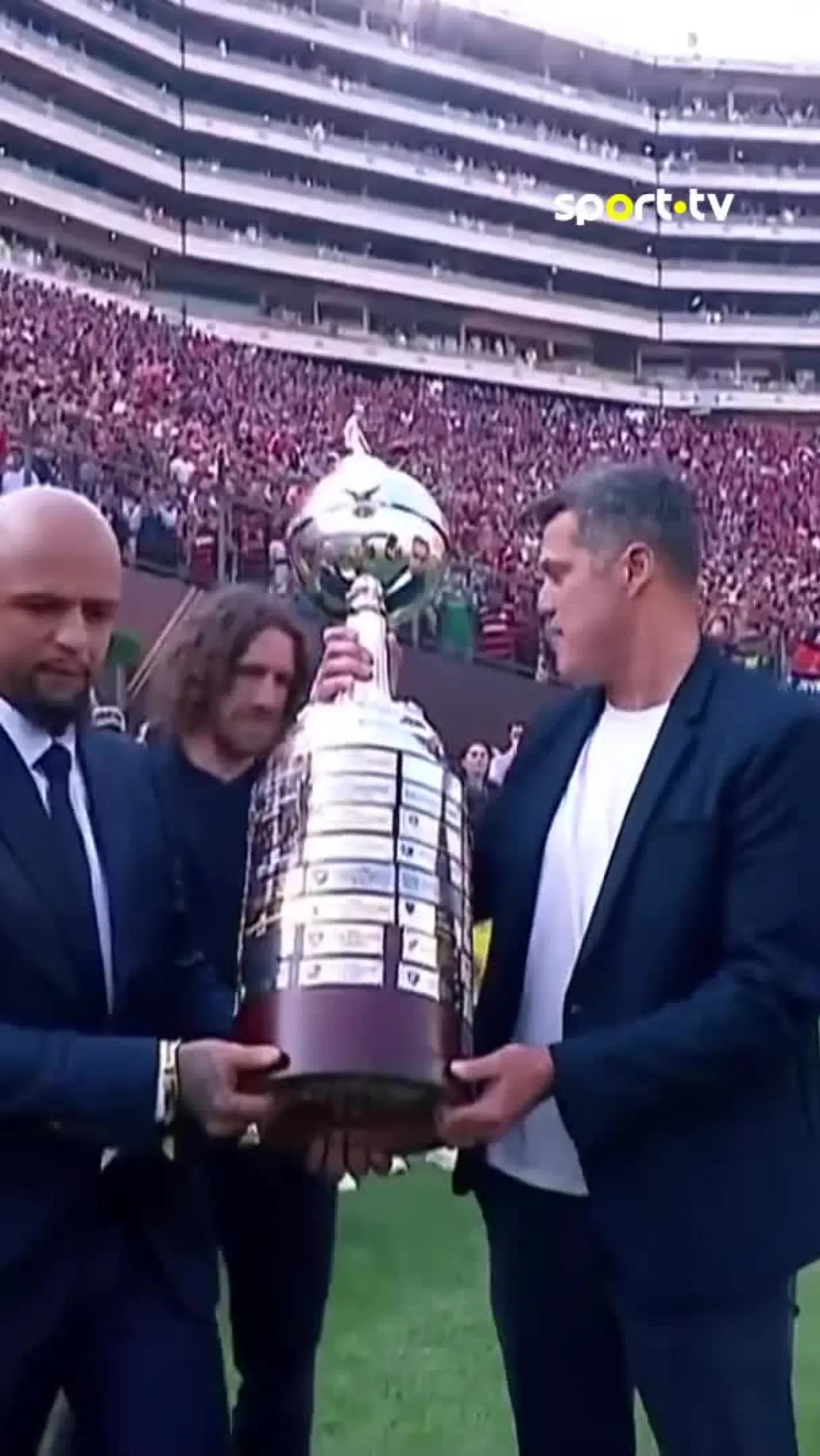 Carles Puyol, Felipe Melo ve Julio Cesar Copa Libertadores Kupasını Getiriyor Carles Puyol, Felipe Melo ve Julio Cesar Copa Libertadores Kupasını Getiriyor