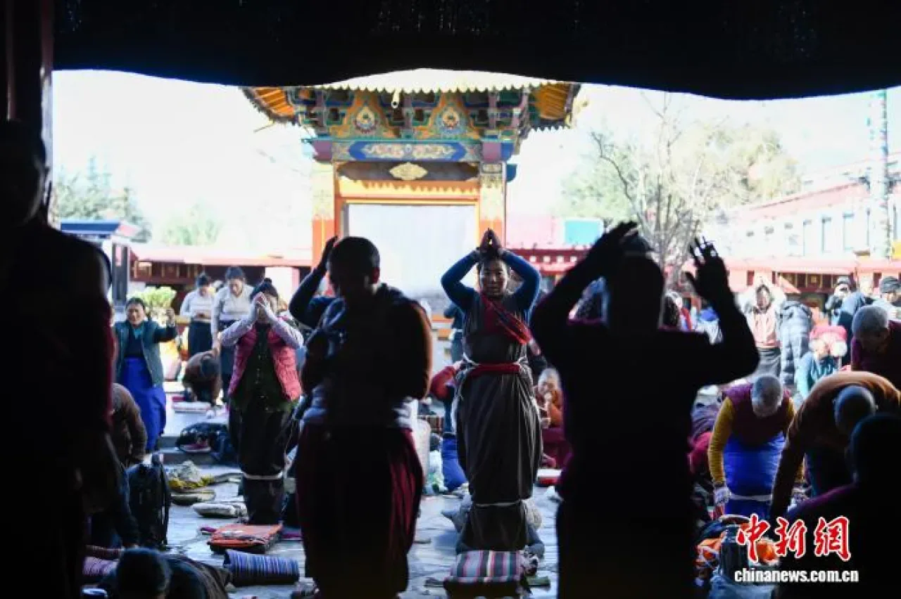Tibet'te Kışın Dini Turizm Hareketliliği: Tarımın Dinlendiği Dönemde Hacılar Tapınaklara Akın Ediyor Tibet'te Kışın Dini Turizm Hareketliliği: Tarımın Dinlendiği Dönemde Hacılar Tapınaklara Akın Ediyor
