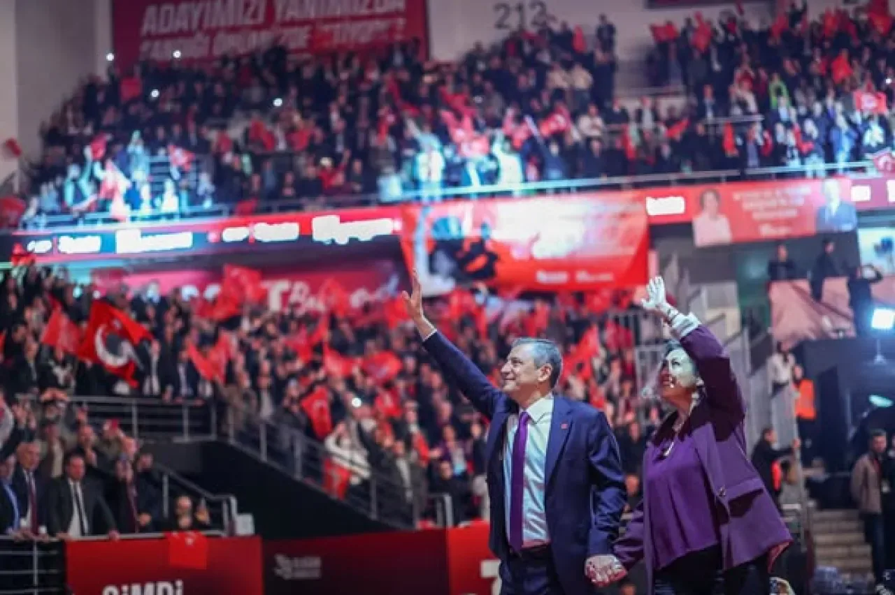 CHP Genel Başkanı Özgür Özel'den "Mücadele ve Onur" Vaatleri CHP Genel Başkanı Özgür Özel'den "Mücadele ve Onur" Vaatleri