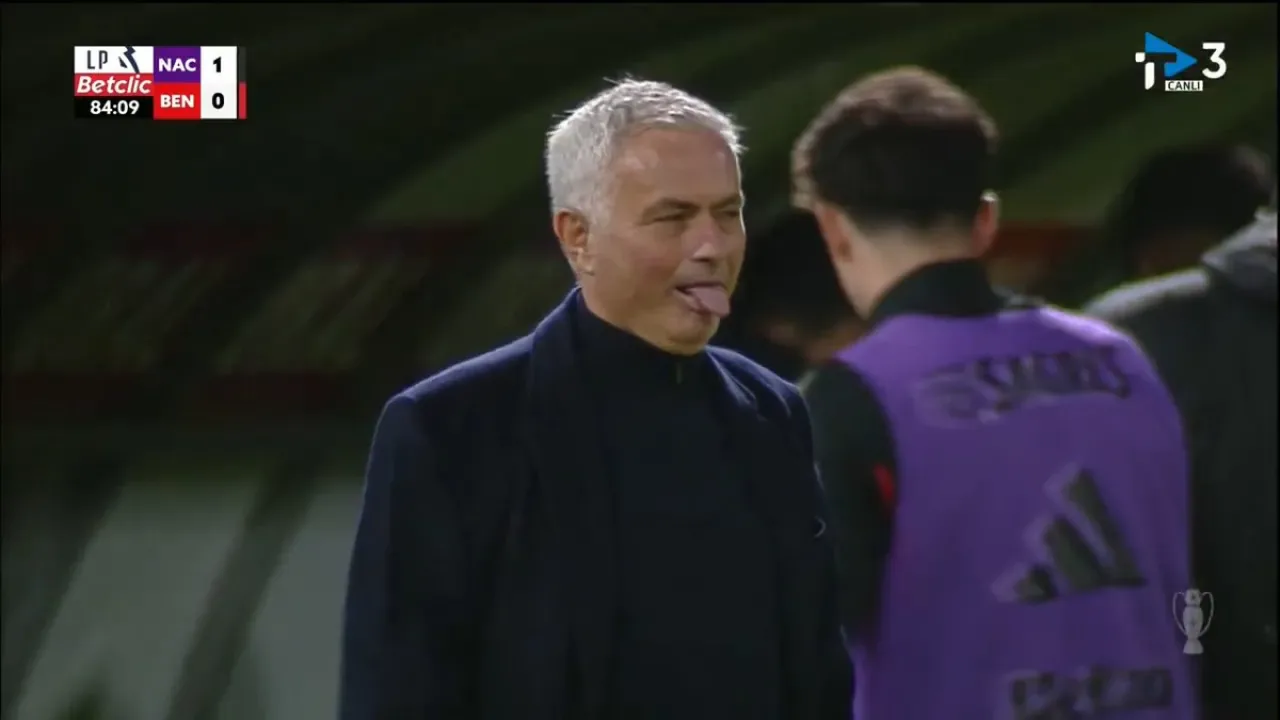 Jose Mourinho'dan Hakemlere Tepki: "Sizler Futboldan Anlamıyorsunuz" Jose Mourinho'dan Hakemlere Tepki: "Sizler Futboldan Anlamıyorsunuz"