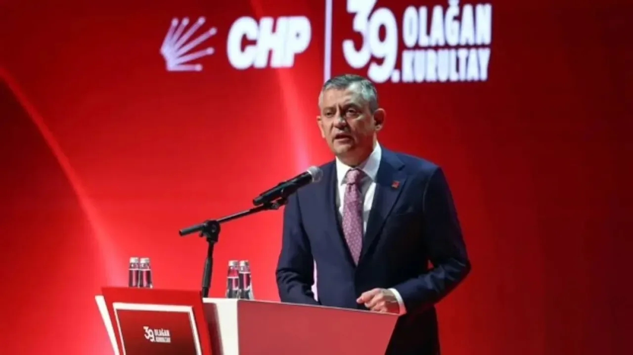 CHP'de Özgür Özel Yeniden Genel Başkan Seçildi: "Şimdi İktidar Zamanı" CHP'de Özgür Özel Yeniden Genel Başkan Seçildi: "Şimdi İktidar Zamanı"