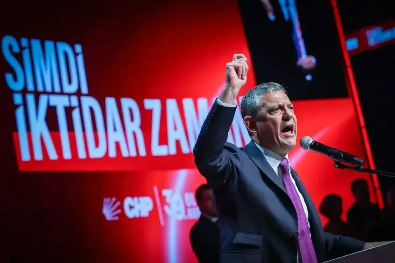 CHP Gebze Kadın Kolları, Özgür Özel'in Genel Başkan Seçilmesini Kutladı CHP Gebze Kadın Kolları, Özgür Özel'in Genel Başkan Seçilmesini Kutladı