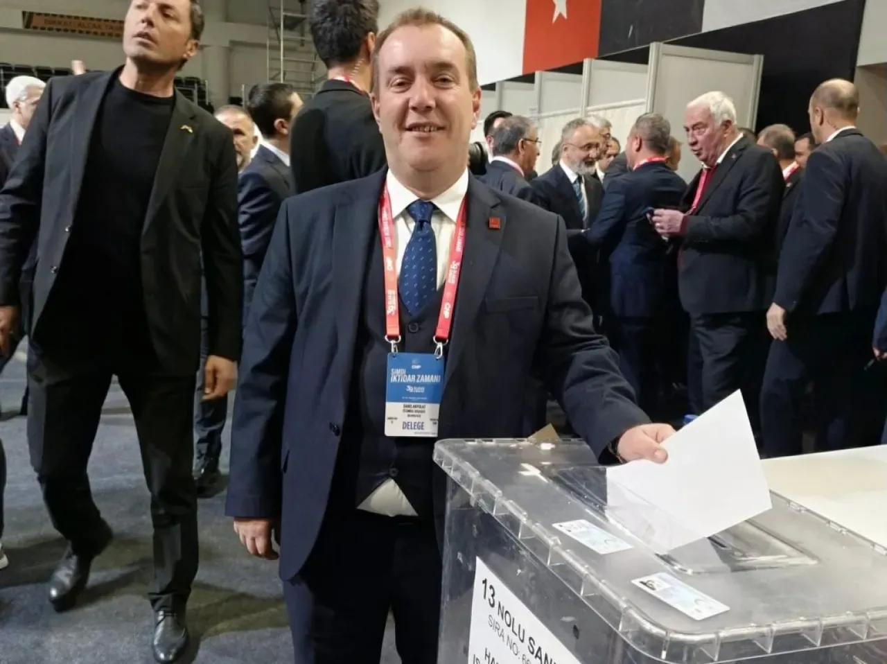 CHP Bahçelievler İlçe Başkanı, Özgür Özel'in Yeniden Genel Başkan Seçilmesini Kutladı CHP Bahçelievler İlçe Başkanı, Özgür Özel'in Yeniden Genel Başkan Seçilmesini Kutladı