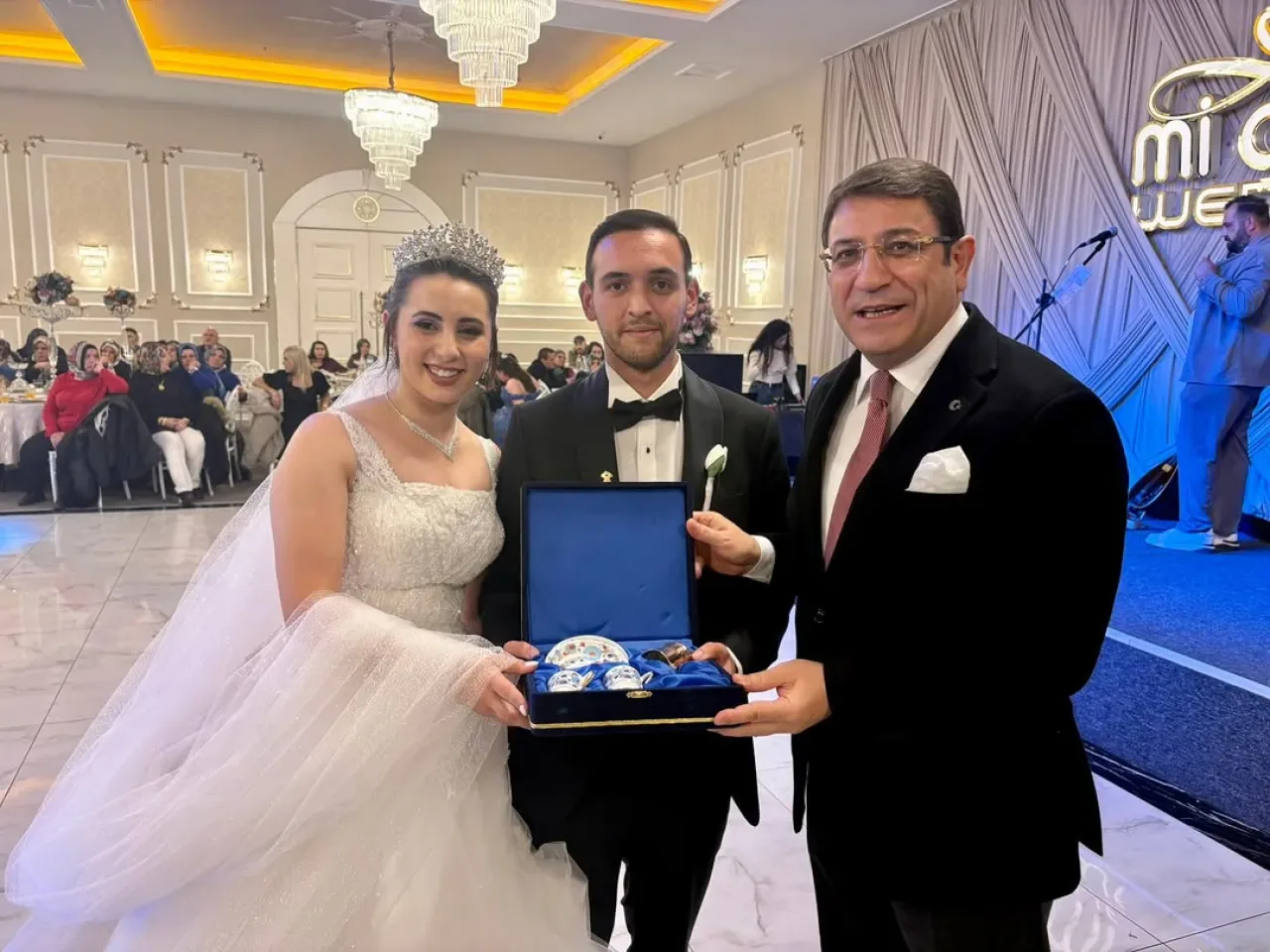 DEVA Partili İdris Şahin, Gizem ve Abidin'in Düğün Törenine Katıldı DEVA Partili İdris Şahin, Gizem ve Abidin'in Düğün Törenine Katıldı