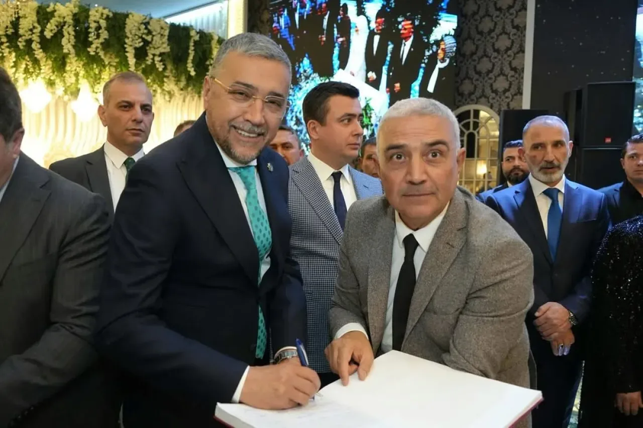MHP'li İsimler Akyurt'ta Düğün Töreninde Genç Çifti Yalnız Bırakmadı MHP'li İsimler Akyurt'ta Düğün Töreninde Genç Çifti Yalnız Bırakmadı