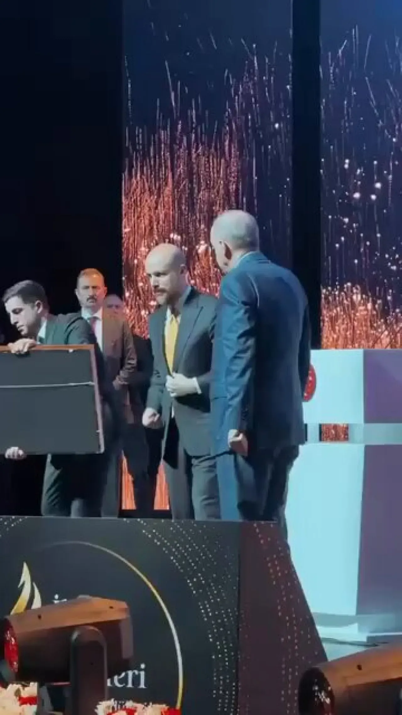 Bilal Erdoğan, İlim Yayma Ödülleri'nde Cumhurbaşkanı Erdoğan'ın Elini Öptü Bilal Erdoğan, İlim Yayma Ödülleri'nde Cumhurbaşkanı Erdoğan'ın Elini Öptü