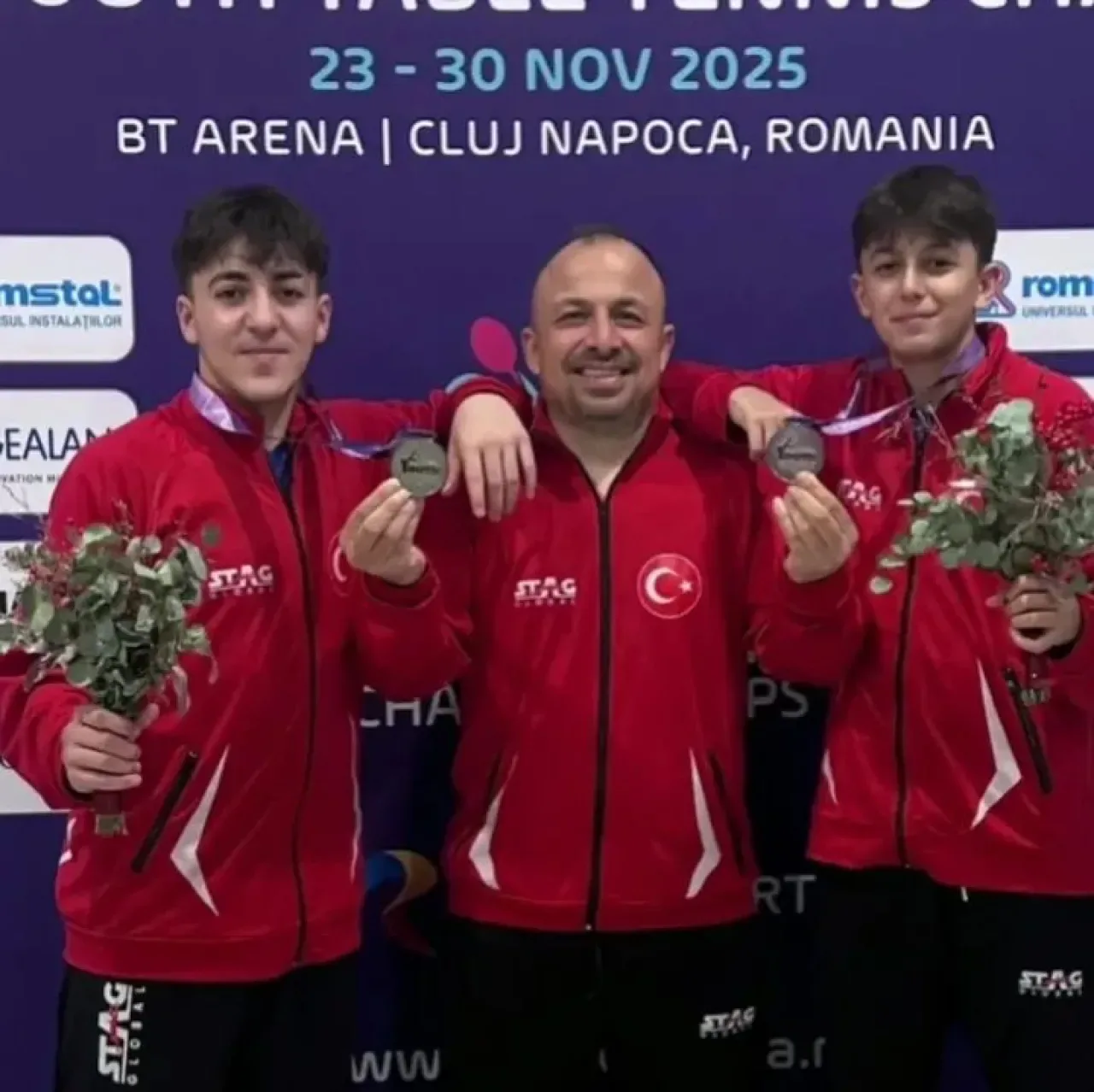 Adanalı Badmintoncular Dünya İkincisi Oldu Adanalı Badmintoncular Dünya İkincisi Oldu