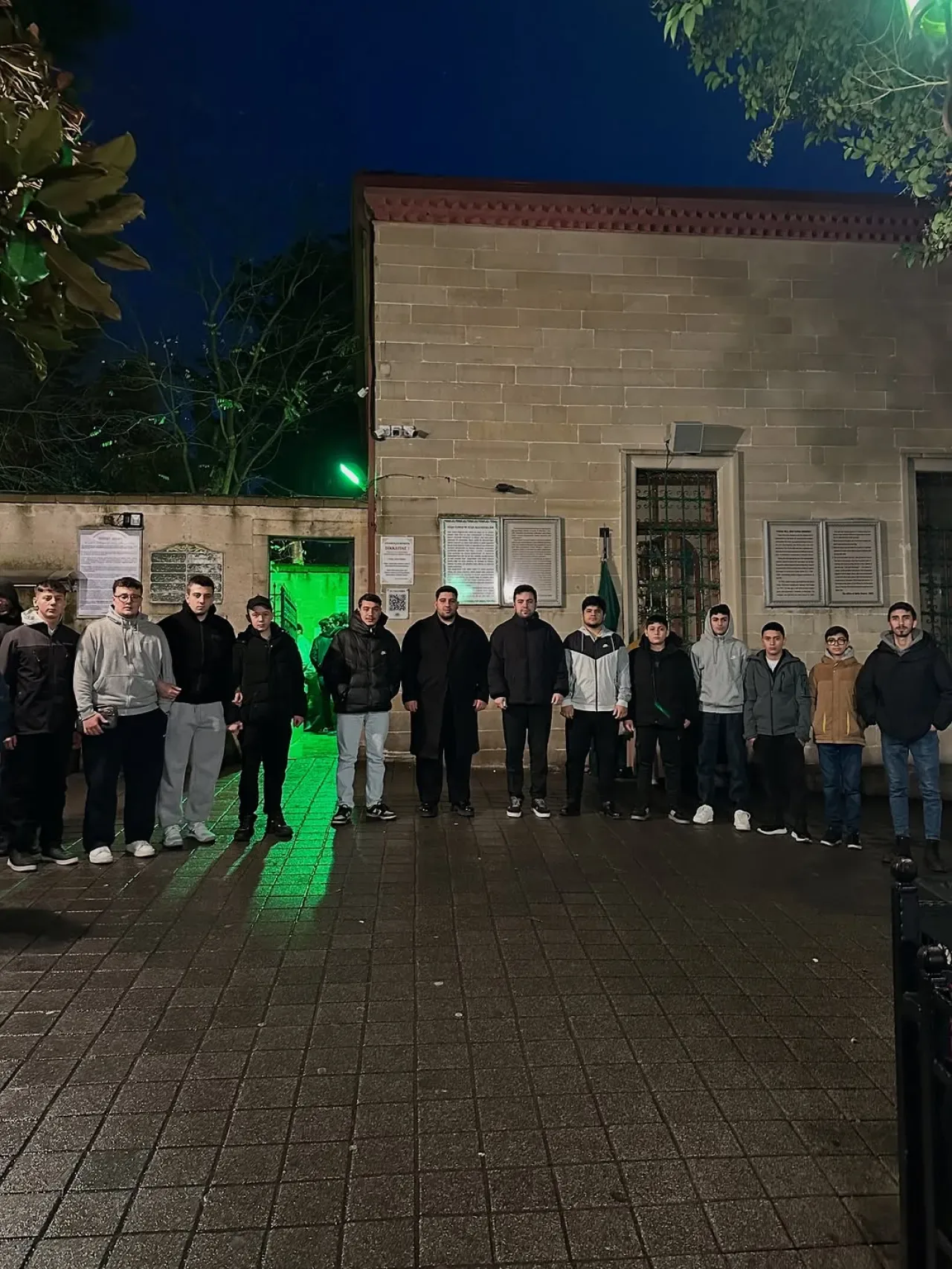 Liseli Gençler Hz. Yuşa Türbesi'nde Sabah Namazı Kıldı Liseli Gençler Hz. Yuşa Türbesi'nde Sabah Namazı Kıldı