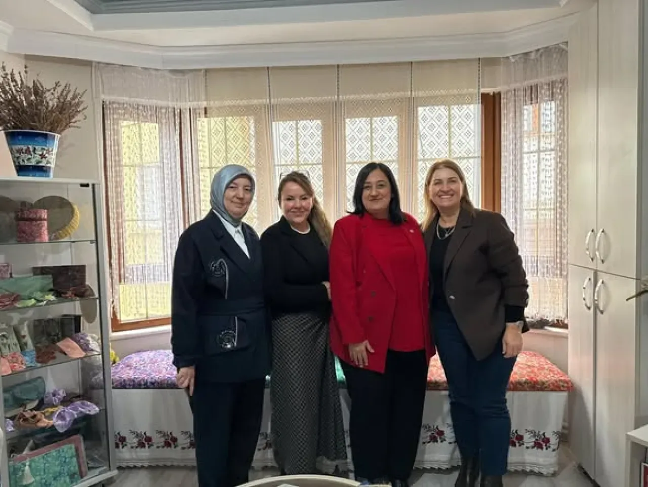 Bursa'nın İlk Kadın Ahisi Emine Elmas, Milletvekili Ziyaretinde Ağırlandı Bursa'nın İlk Kadın Ahisi Emine Elmas, Milletvekili Ziyaretinde Ağırlandı