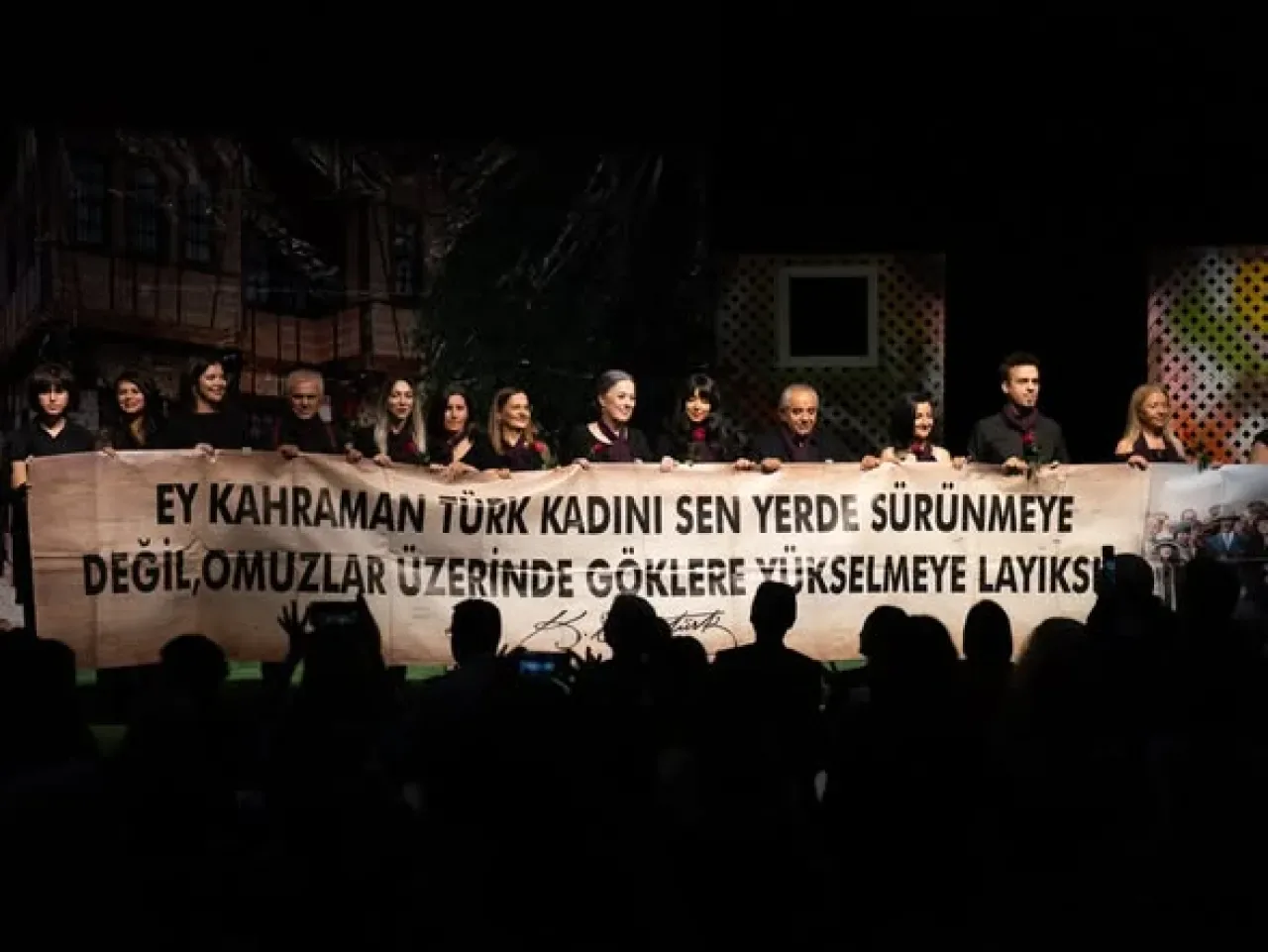 Gaziemir'de "Kırık Düşler Konağı" Tiyatro Oyunu ile Kadına Şiddet Farkındalığı Gaziemir'de "Kırık Düşler Konağı" Tiyatro Oyunu ile Kadına Şiddet Farkındalığı