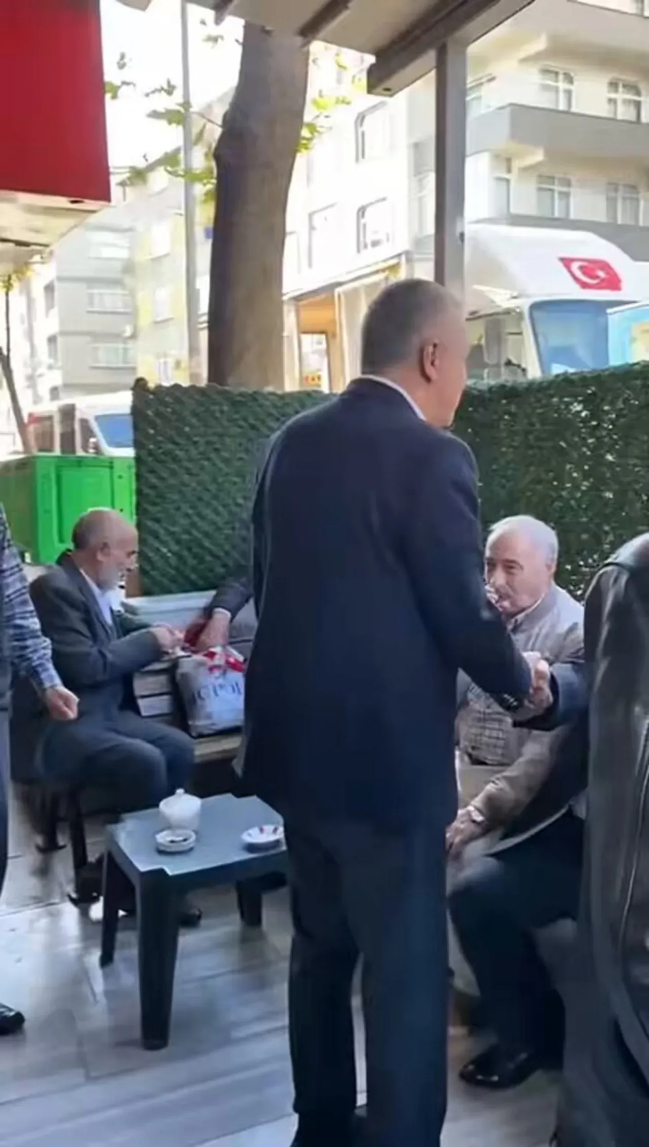 AK Parti Esenler, Kapı Kapı Gezerek Vatandaşla Buluşuyor AK Parti Esenler, Kapı Kapı Gezerek Vatandaşla Buluşuyor