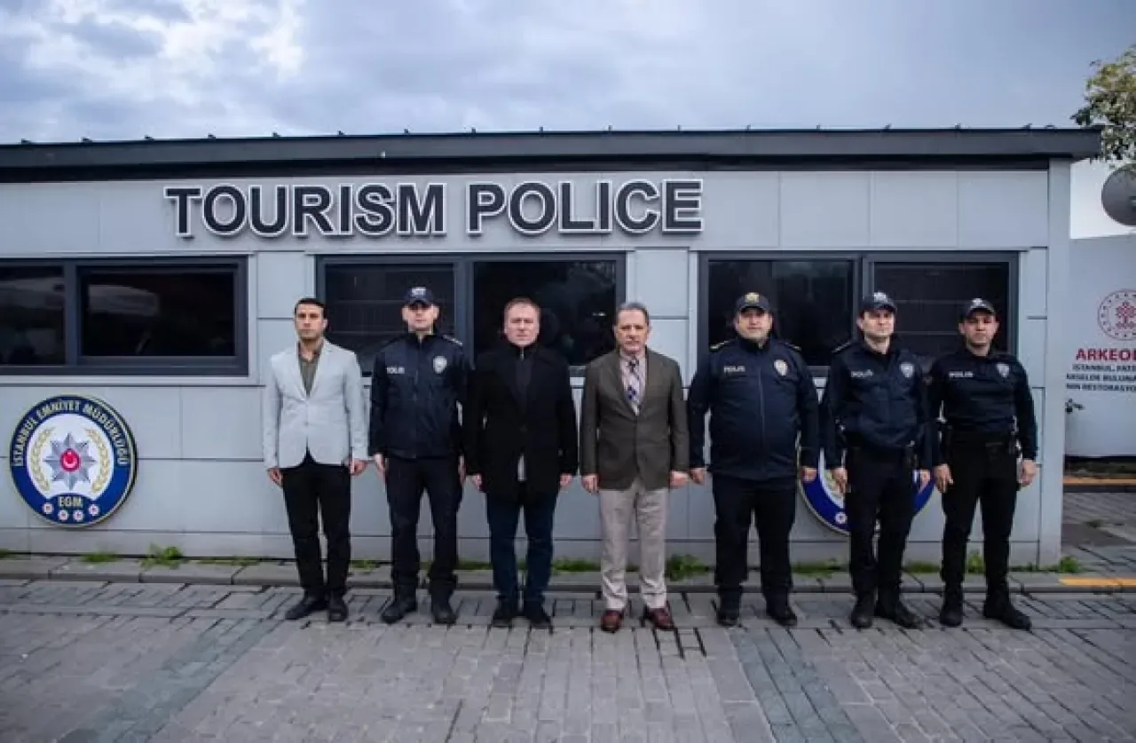 İstanbul Emniyet Müdürü Selami Yıldız, Sultanahmet'teki Turizm Polisi Noktasını Denetledi İstanbul Emniyet Müdürü Selami Yıldız, Sultanahmet'teki Turizm Polisi Noktasını Denetledi