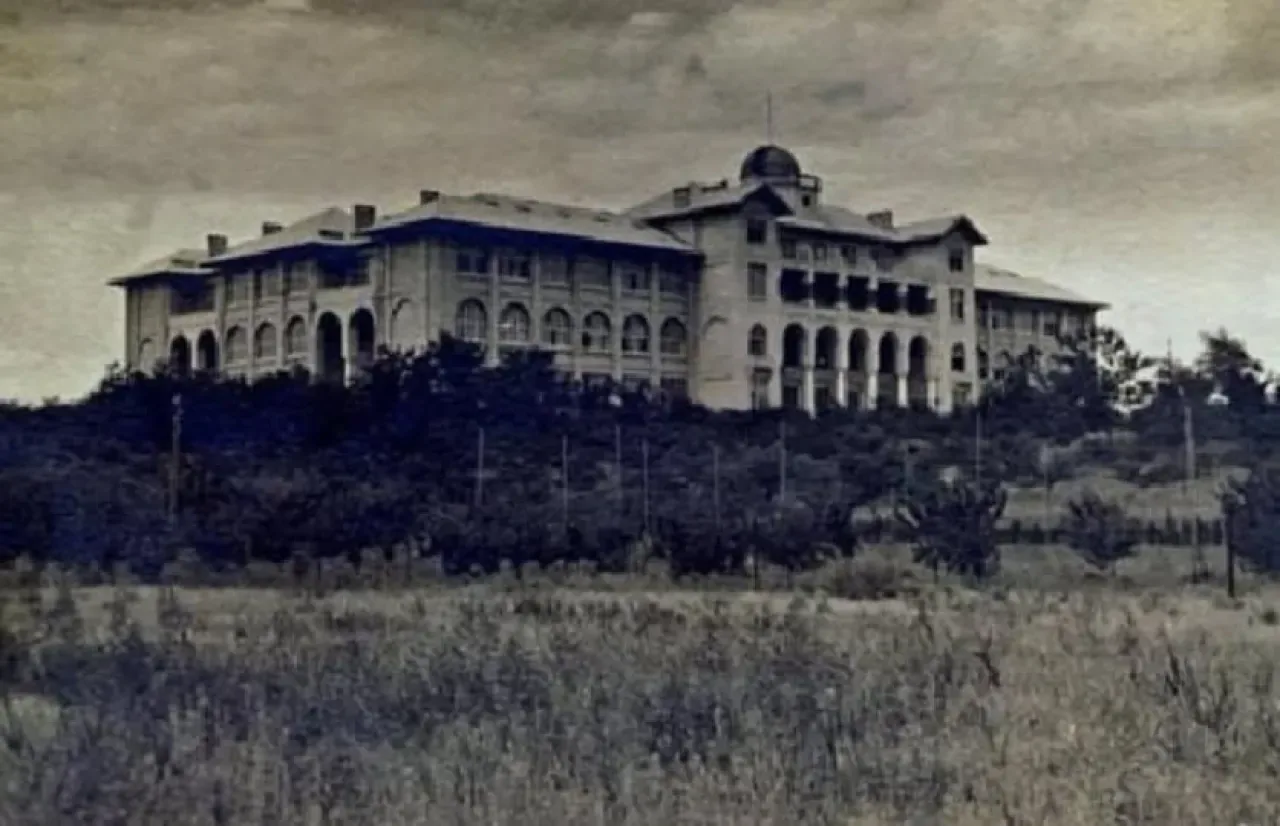 Gazi Üniversitesi Rektörlük Binası'nın Tarihi: 1936 Yılına Dayanan Köklü Bir Miras Gazi Üniversitesi Rektörlük Binası'nın Tarihi: 1936 Yılına Dayanan Köklü Bir Miras