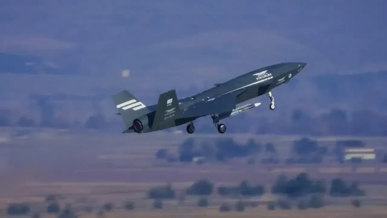 Bayraktar KIZILELMA, İnsansız Savaş Uçağından Bir İlk: Jet Hedefini Düşürdü Bayraktar KIZILELMA, İnsansız Savaş Uçağından Bir İlk: Jet Hedefini Düşürdü