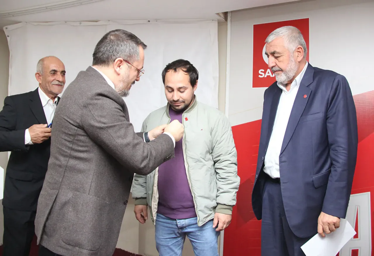 Saadet Partisi Yumurtalık İlçe Teşkilatına Yeni Üye Kattı Saadet Partisi Yumurtalık İlçe Teşkilatına Yeni Üye Kattı