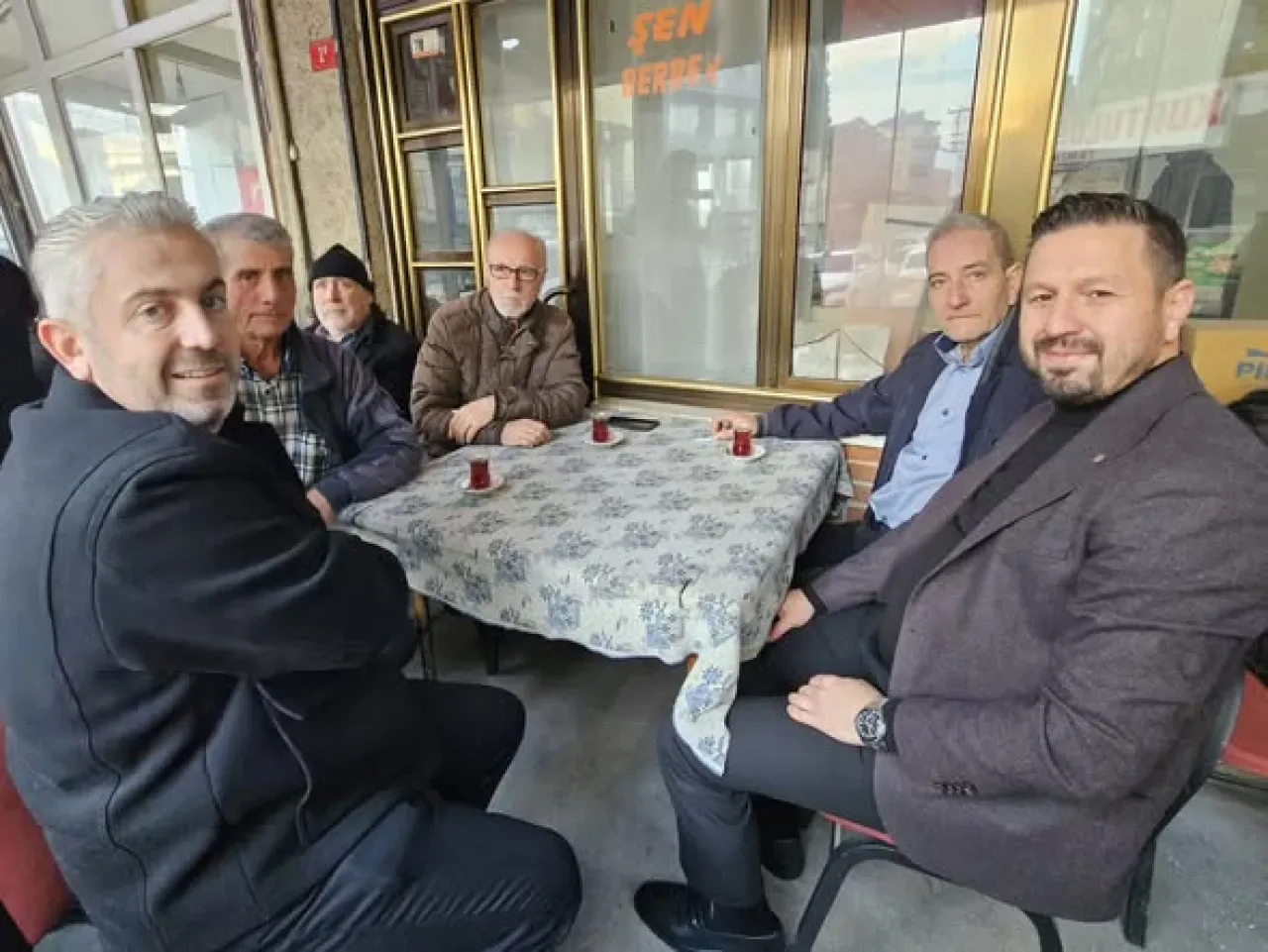 AK Parti Balıkesir İl Başkanlığı, Karesi'de Kahvehane Ziyareti Gerçekleştirdi AK Parti Balıkesir İl Başkanlığı, Karesi'de Kahvehane Ziyareti Gerçekleştirdi
