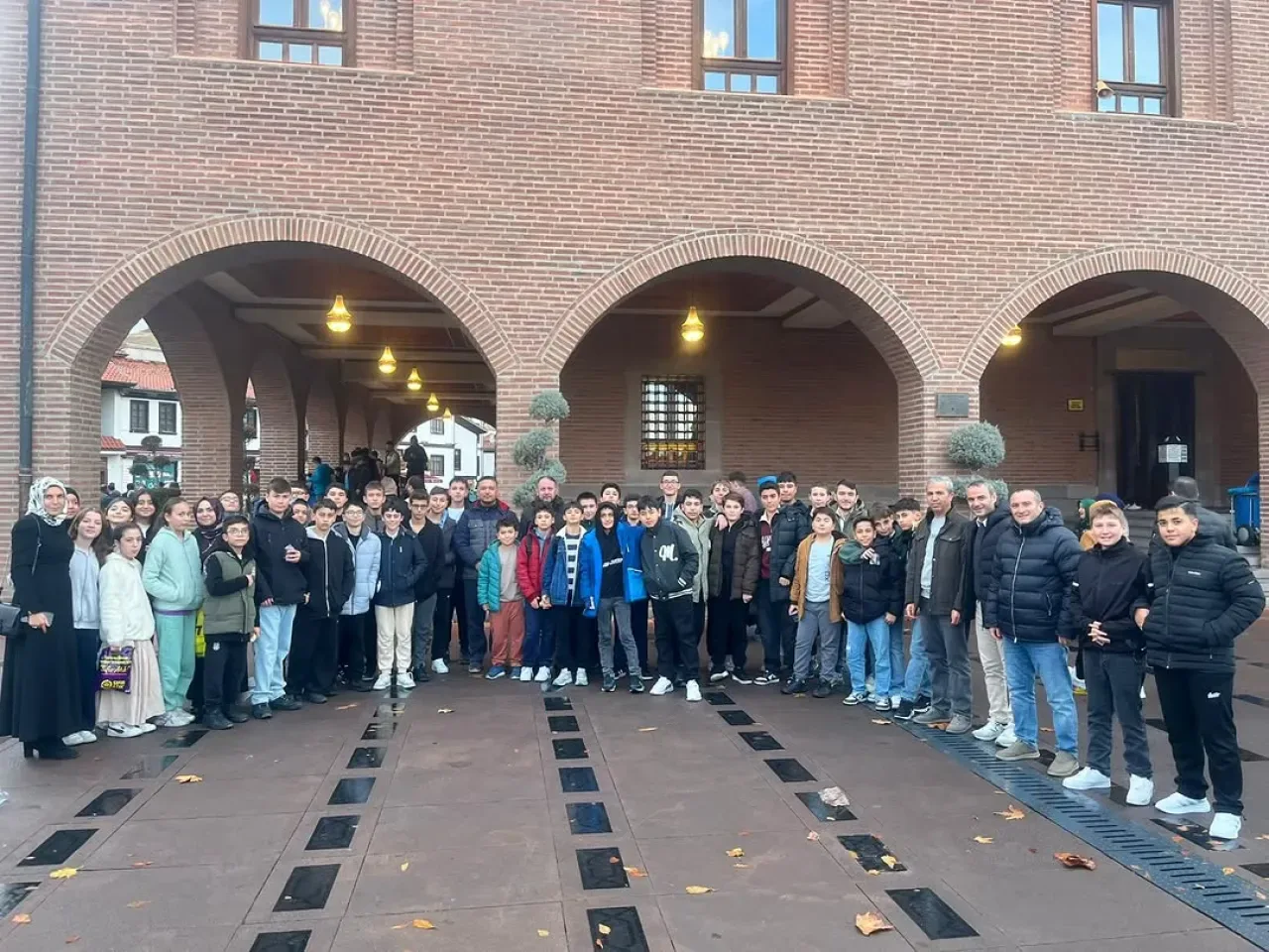 Gençler Hacı Bayram-ı Veli Camii'nde Sabah Namazında Buluştu Gençler Hacı Bayram-ı Veli Camii'nde Sabah Namazında Buluştu