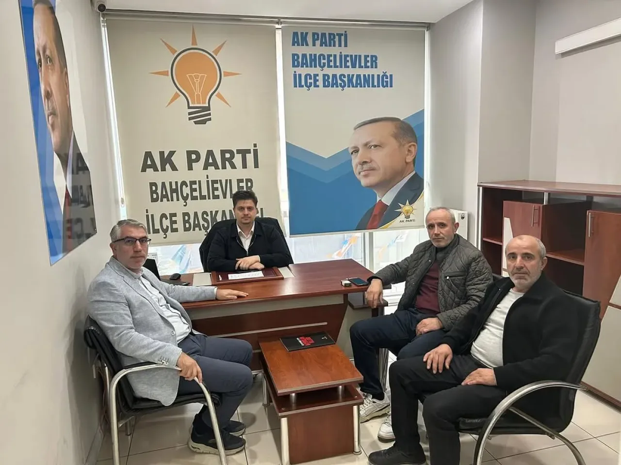 Bahçelievler AK Parti İlçe Başkanlığı'nda Nöbetçi Yöneticiler Vatandaşın Hizmetinde Bahçelievler AK Parti İlçe Başkanlığı'nda Nöbetçi Yöneticiler Vatandaşın Hizmetinde
