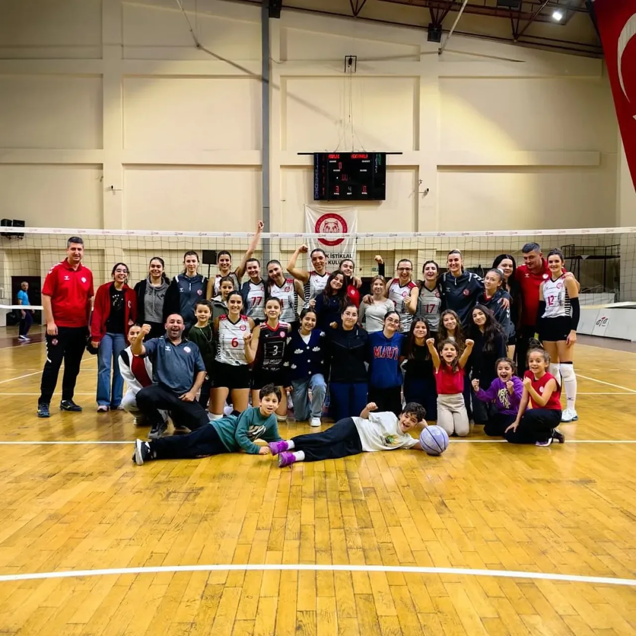 Gemlik İstiklal Spor Kulübü, Körfezin Melekleri Takımı ile 3-0'lık Galibiyet Aldı Gemlik İstiklal Spor Kulübü, Körfezin Melekleri Takımı ile 3-0'lık Galibiyet Aldı